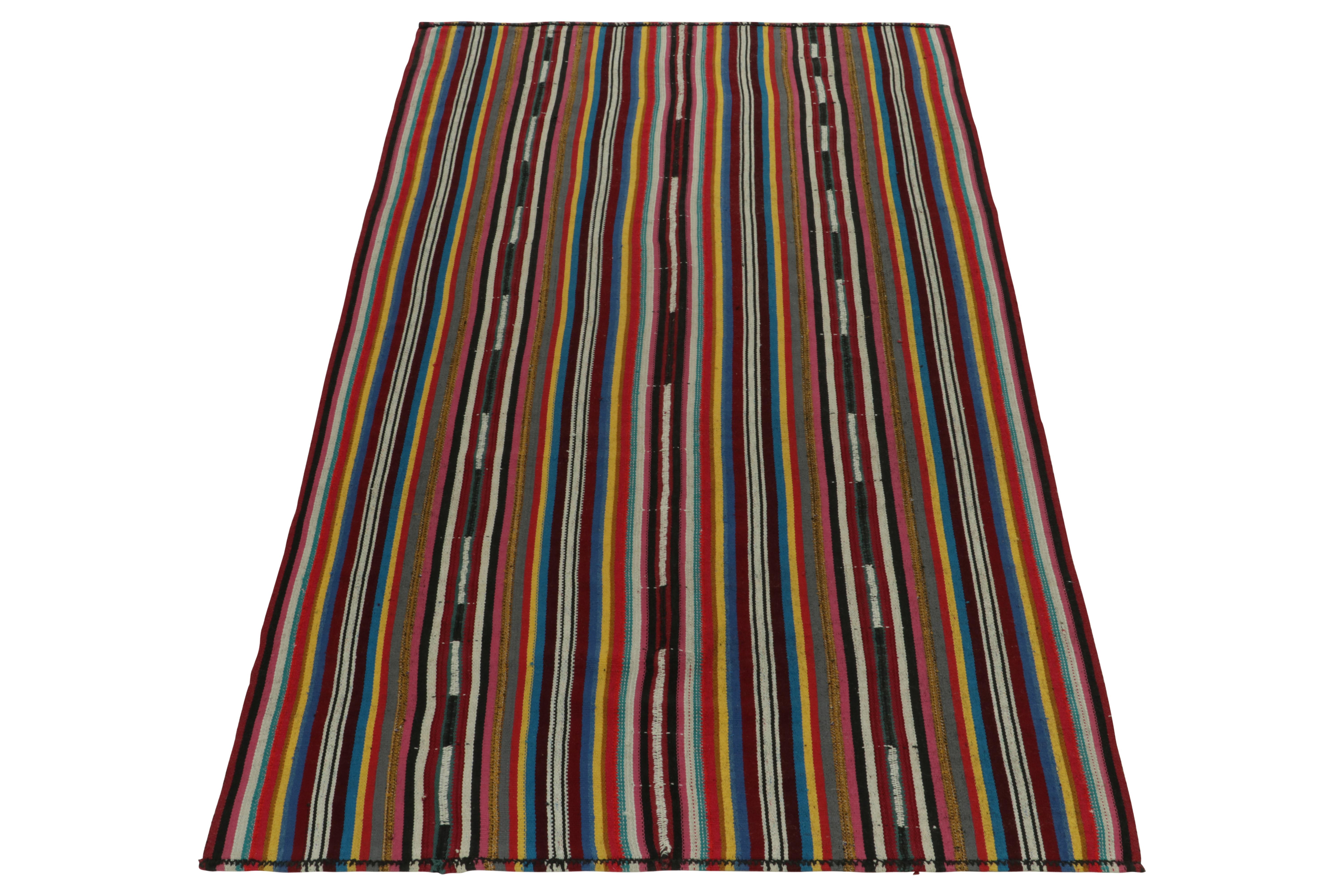 Originaire de Turquie vers 1950-1960, un type rare de tapis chaput kilim entre maintenant dans nos sélections Antique & Vintage. Caractérisée par de fins détails dans les couleurs des rayures polychromes, cette pièce visuellement saisissante