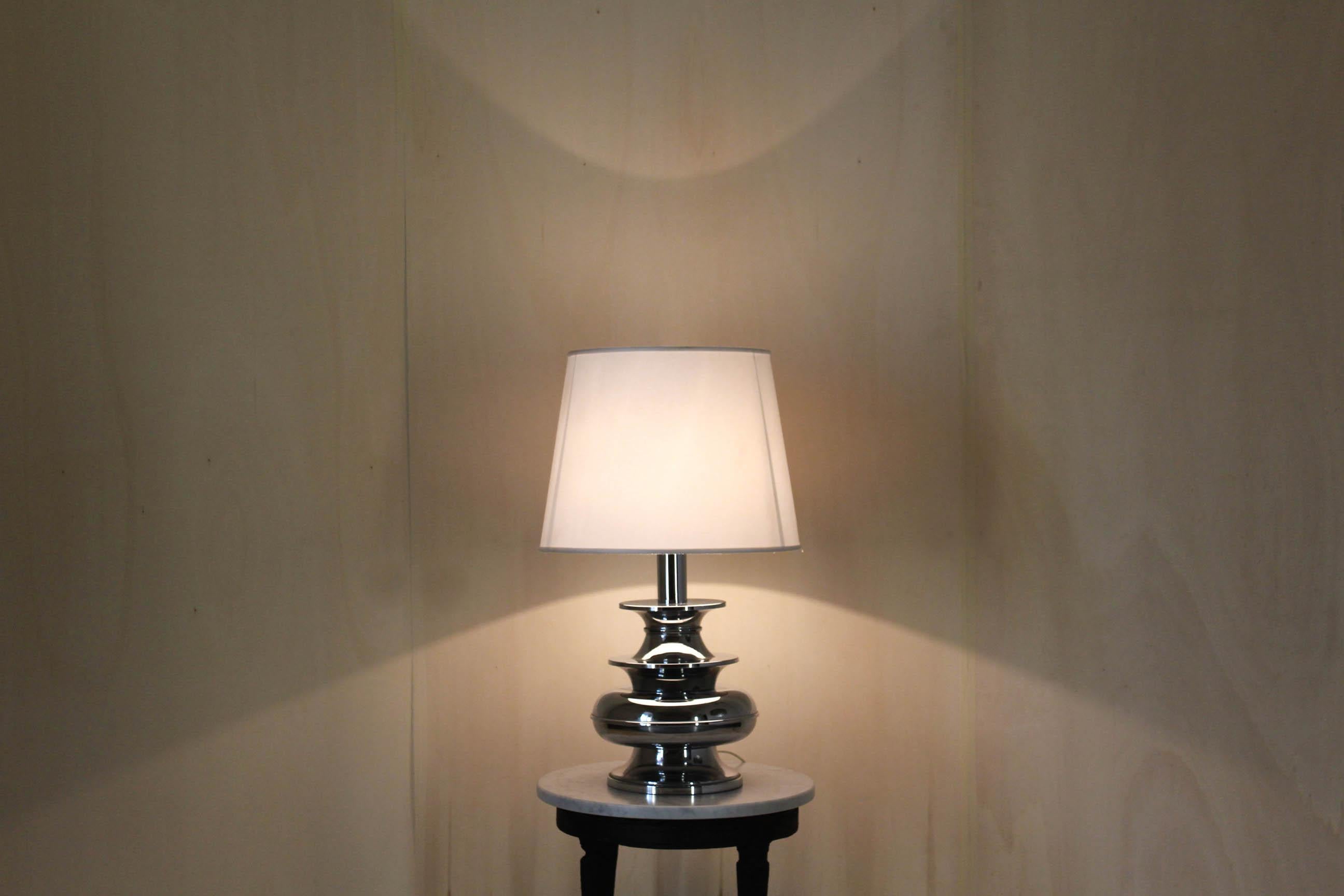 Lampe de table chromée vintage, Reggiani Italie, années 1950.
Une lampe de table chromée Reggiani des années 1950 composée d'un abat-jour en textile et d'une belle structure circulaire. L'article a été révisé dans ses parties électriques et poli