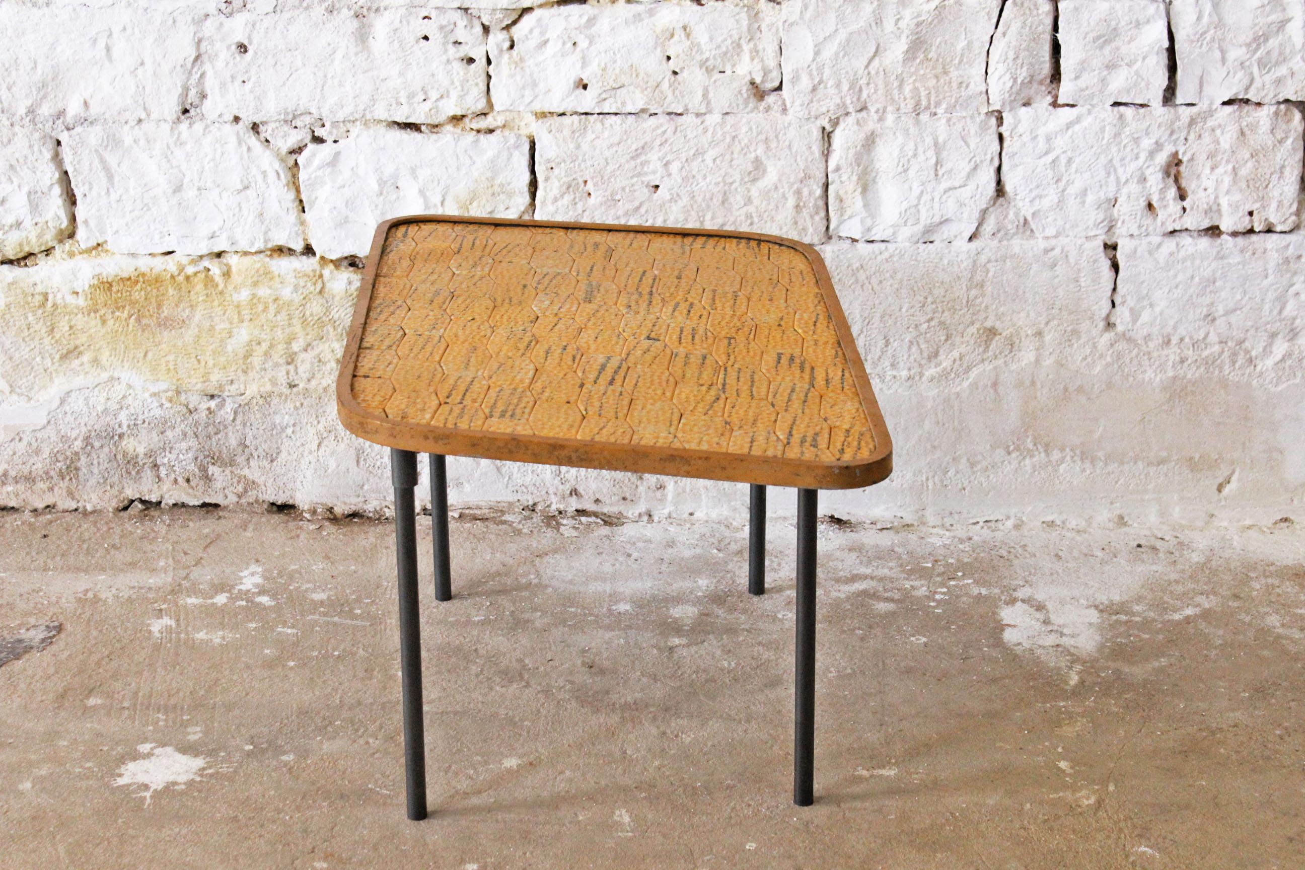 italien Table basse jaune vintage en carreaux d'acier et en acier, Italie, annes 1950 en vente