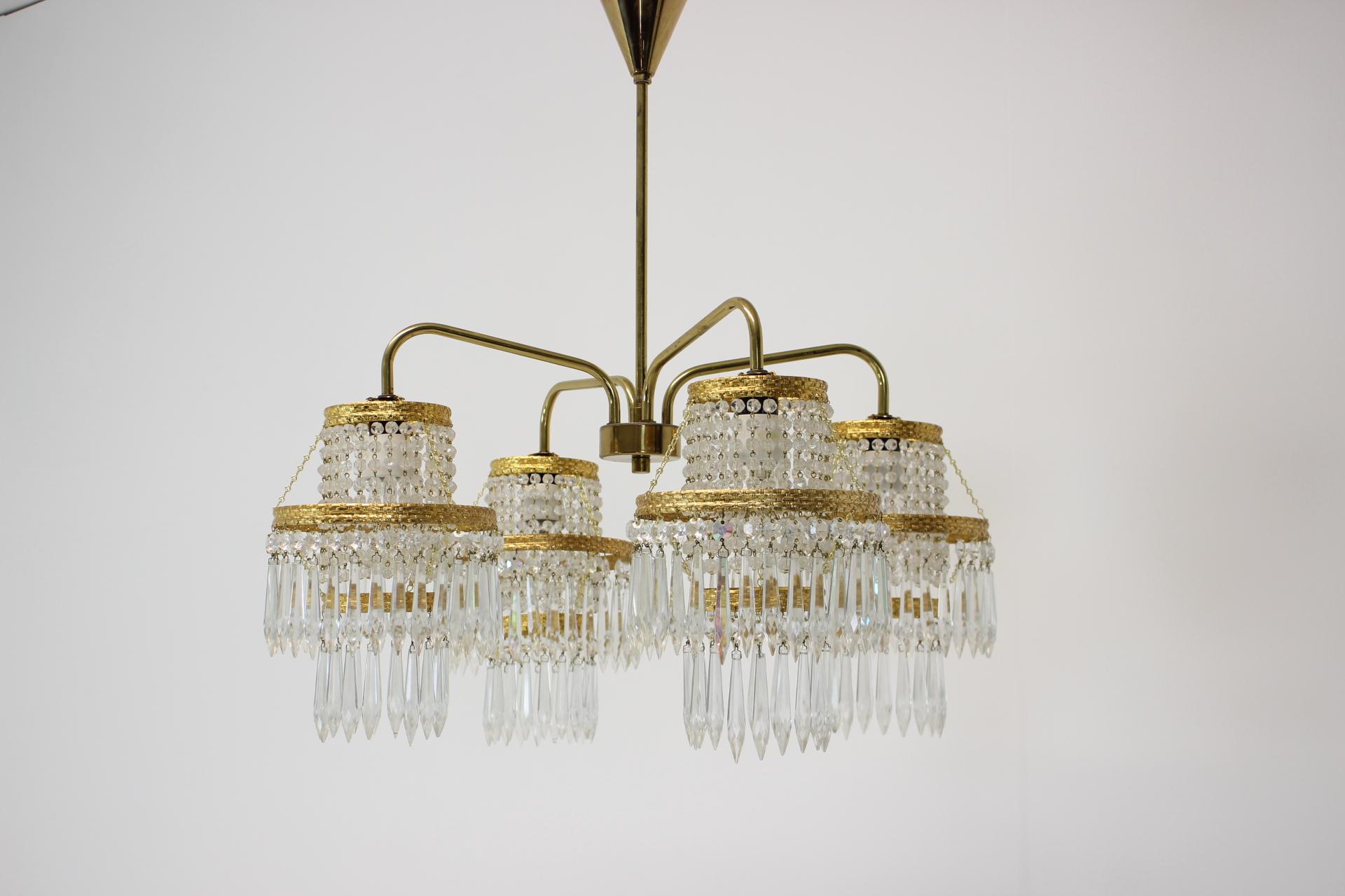 Made in Czechoslovakia
Made of crystal, brass
4x60W, E27 or E26 bulb
With aged patina
Re-polished
Good original condition
US wiring compatible.