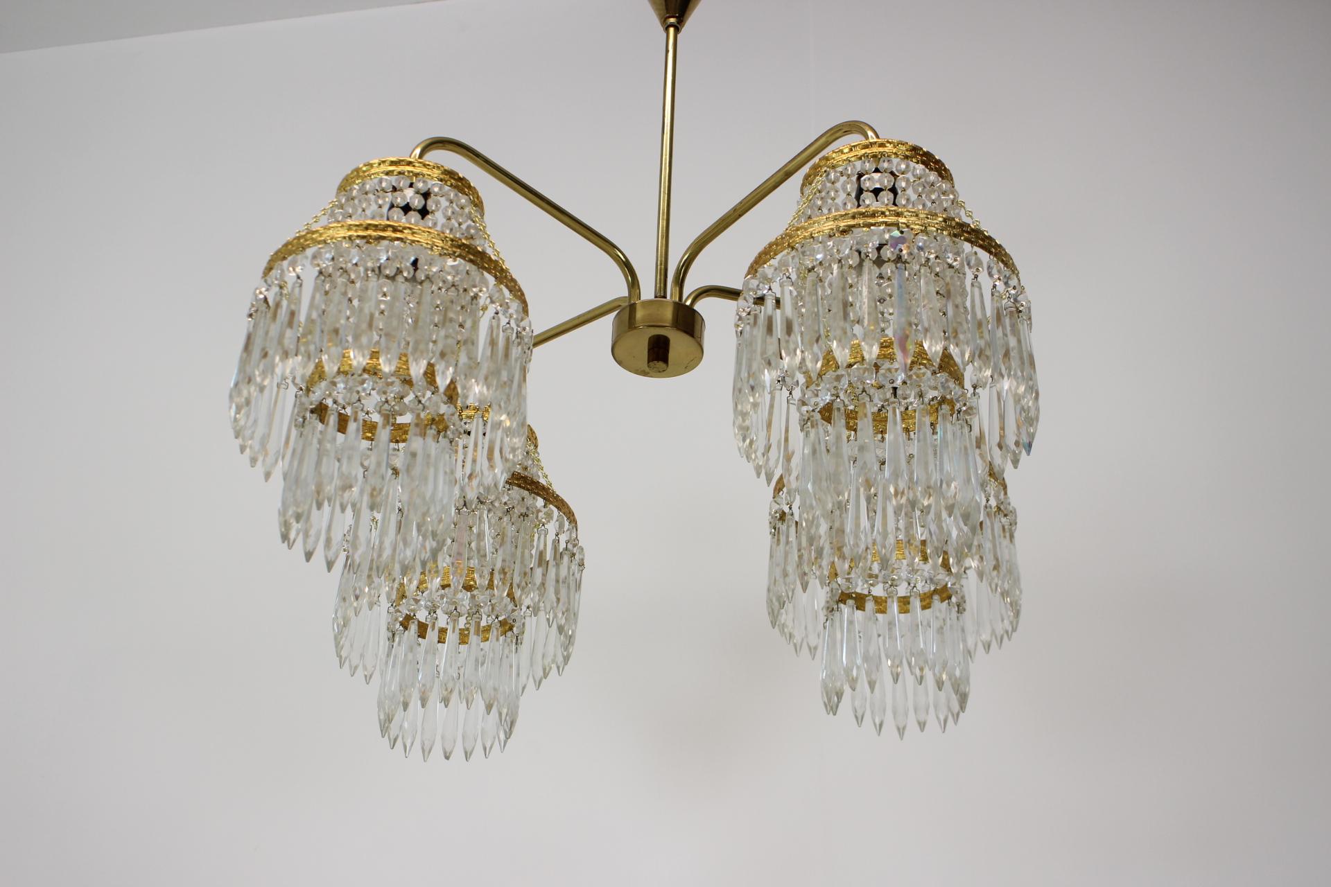 Mid-Century Modern 1950s, Vintage Crystal Brass Chandelier, Železnobrodské Sklo, Czechoslovakia en vente