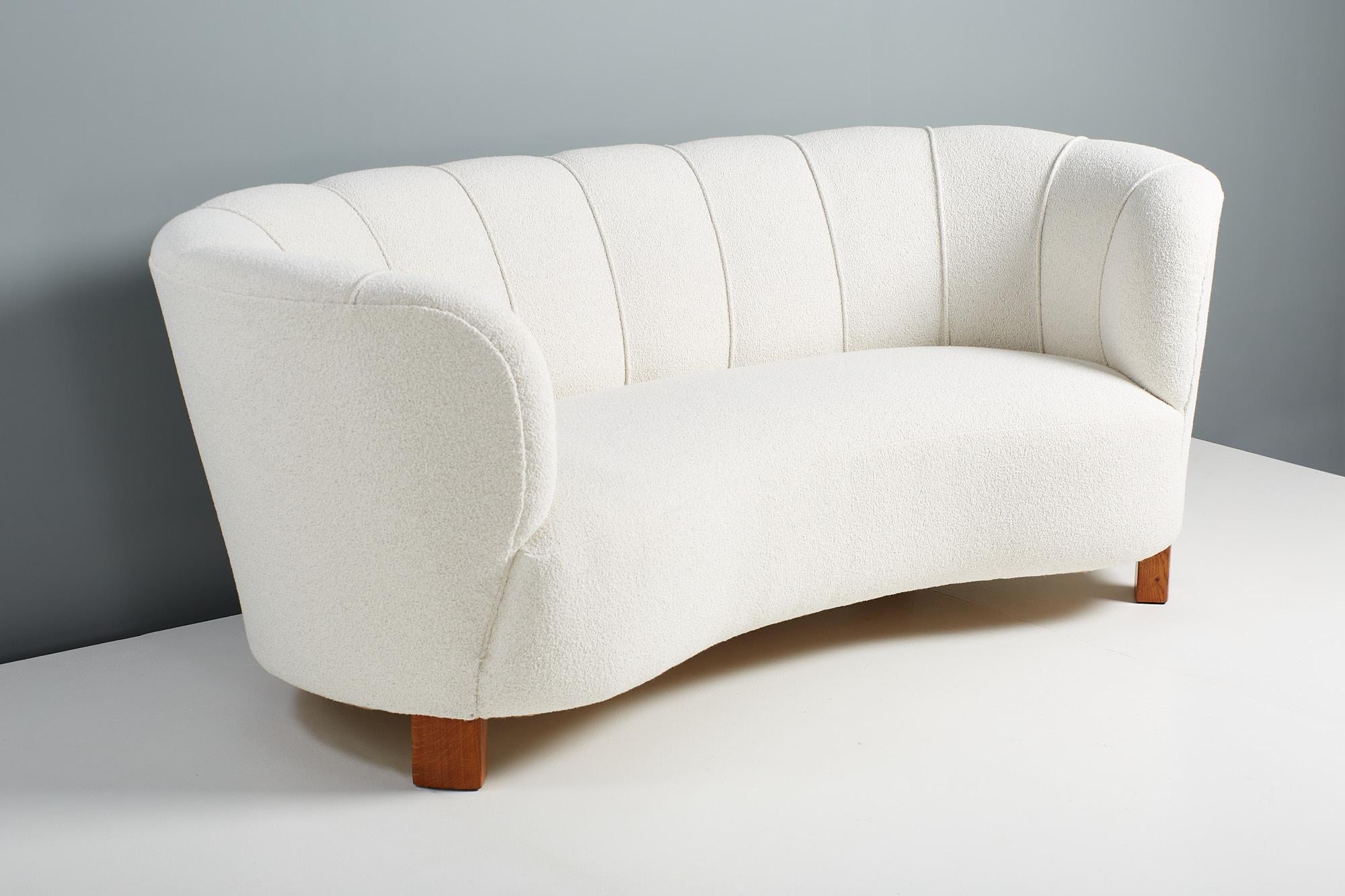 Slagelse Mobelvaerk - Curved Sofa, 1950s

Rarely seen curved sofa from Danish cabinetmakers Slagelse Mobelvaerk. The sofa has been reupholstered in luxurious off-white boucle fabric with patinated, oiled oak legs.

H: 72cm  /  D: 77cm  /  W: 190cm 