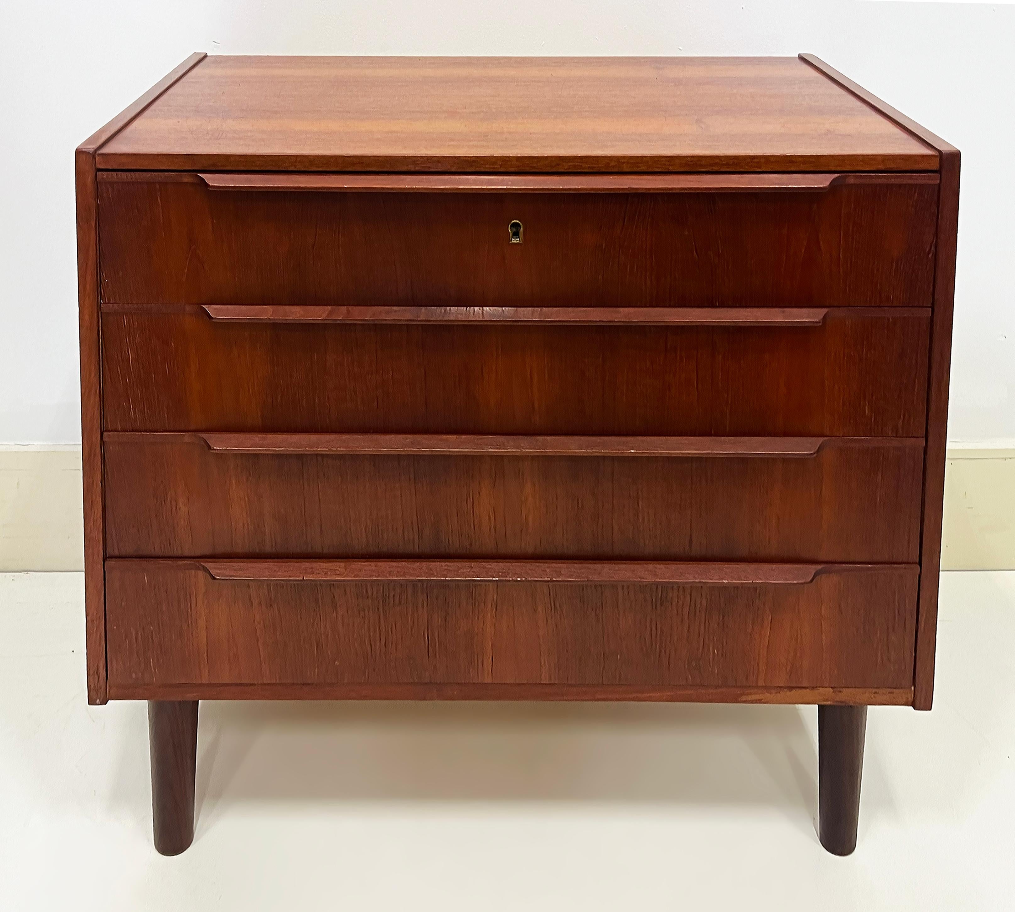 1950s Vintage Danish Modern Teak Cabinet with Lock and 4 Drawers In Good Condition For Sale In Miami, FL