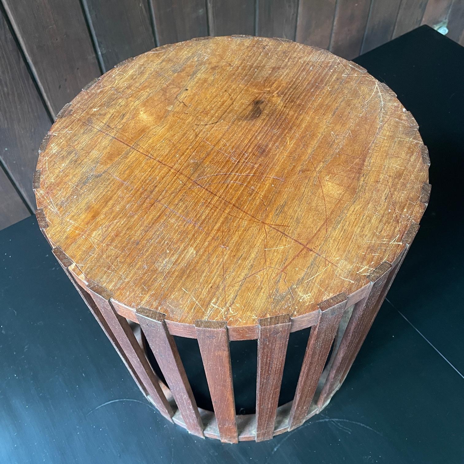 Cesta de base de mesa de pedestal de teca de estilo artesano danés vintage de los años 50 en Desgastado estado para la venta en Hyattsville, MD