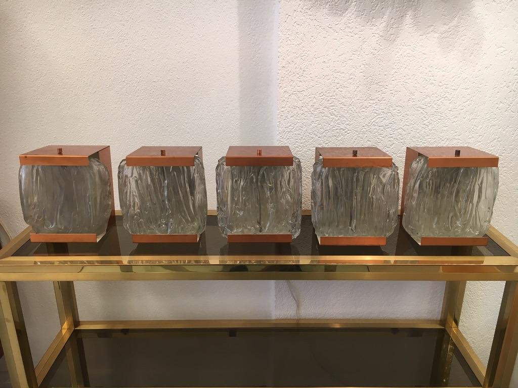 Vintage decorative set of 5 copper and Murano glass wall lamps
Very good condition, patinated copper
Porcelain socket. Easy to install
Provenance: Grand Theater of Geneva, Switzerland (renovated in the 1950s).