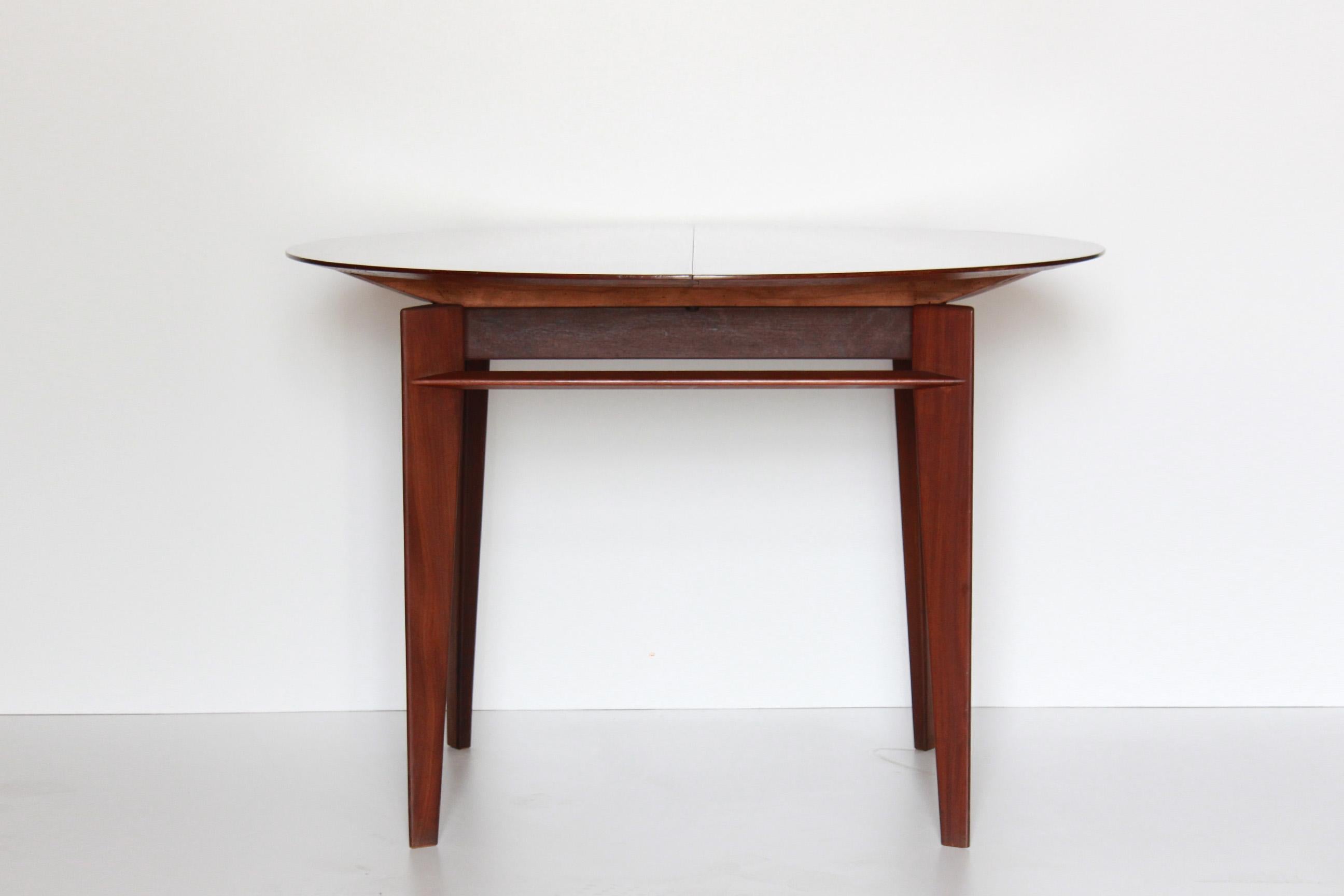 A rare round shaped 1950s vintage design dining table in solid teak wood. Extendible structure thanks to two extra panels, the table has a polished teak top and satinated table wood structure. The item has been restored as follows:
Wood traited,