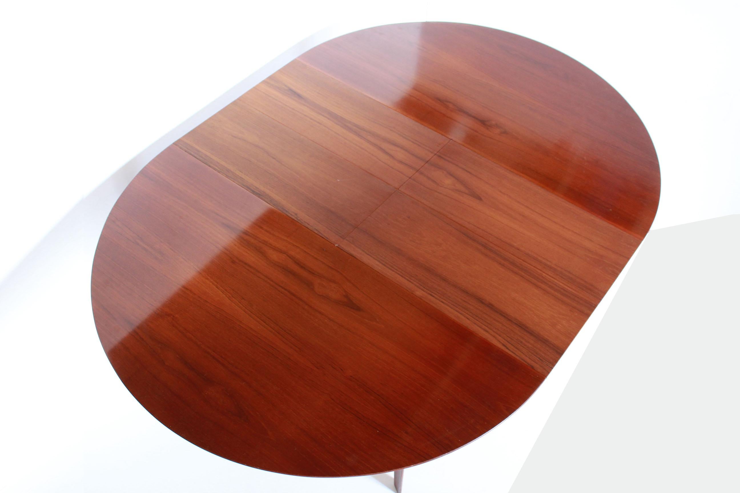 European 1950s Vintage extendible Dining Table in Solid Teak by Vittorio Dassi