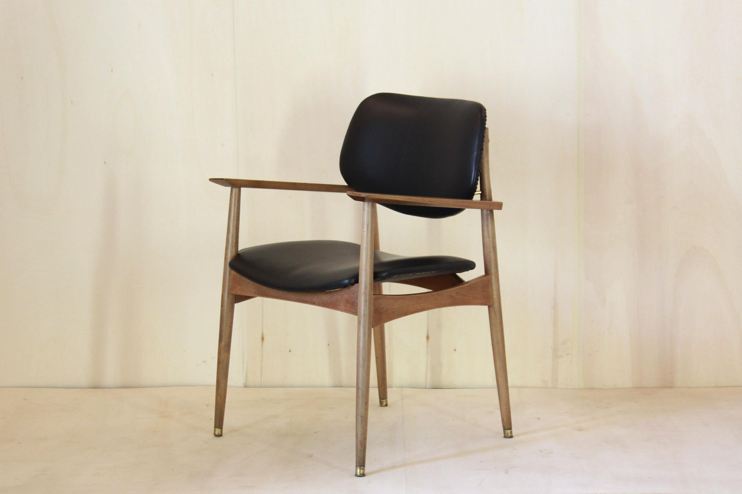 Vintage Bürostühle, Leder, Italien 1950er Jahre.
Lounge-/Schreibtischsessel mit Holzgestell und Sitz und Rückenlehne aus Rinderleder. Der Gegenstand wurde wie folgt wiederhergestellt:
Das Holz wurde poliert und gereinigt
Das Leder wurde durch ein
