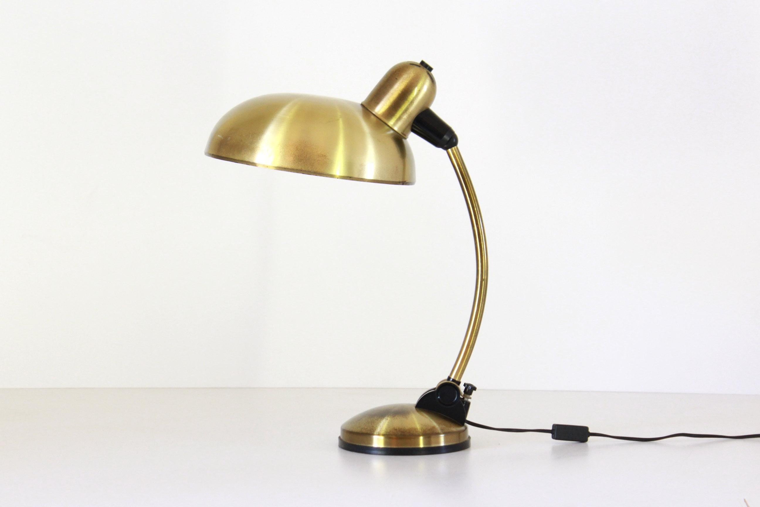 A 1950s Bahaus vintage desk lamp in pure Bauhaus style. Structure in brass. Beautiful signs of time. The item has been rewired. Perfectly working. Flexible structure.