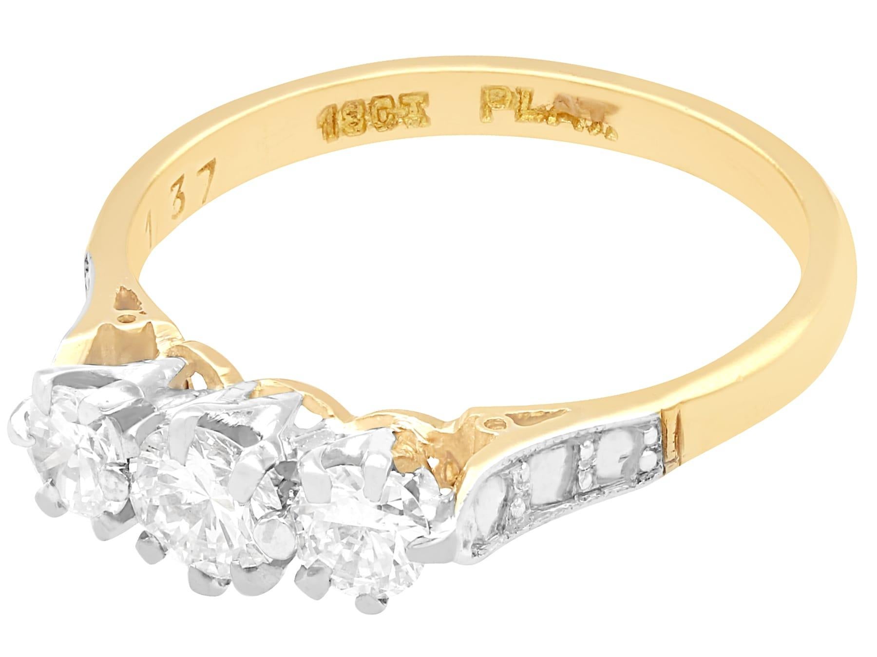 Ein feiner und beeindruckender antiker Ring mit 0,73 Karat Diamanten und 18 Karat Gelbgold und drei Steinen in Platin; Teil unserer vielfältigen Diamantschmuck- und Nachlassschmuck-Kollektionen.

Dieser feine und beeindruckende Diamant-Trilogie-Ring