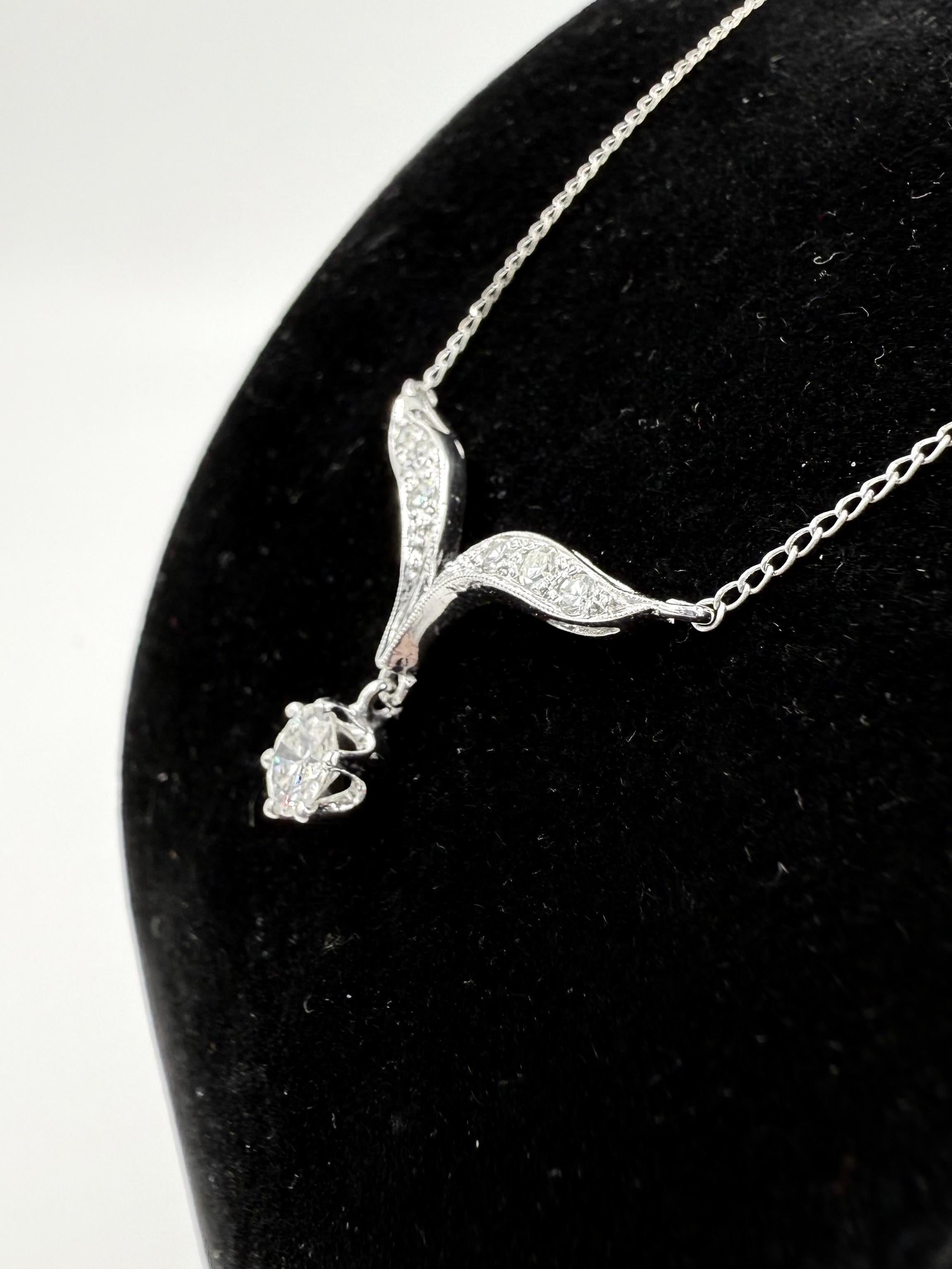 Collana vintage anni '50 con goccia di diamante in oro bianco 14k.

La collana Vintage Diamond Drop in oro bianco 14k è stata realizzata negli anni Cinquanta.  Questa deliziosa collana è stata disegnata come due ali di diamanti distese con una