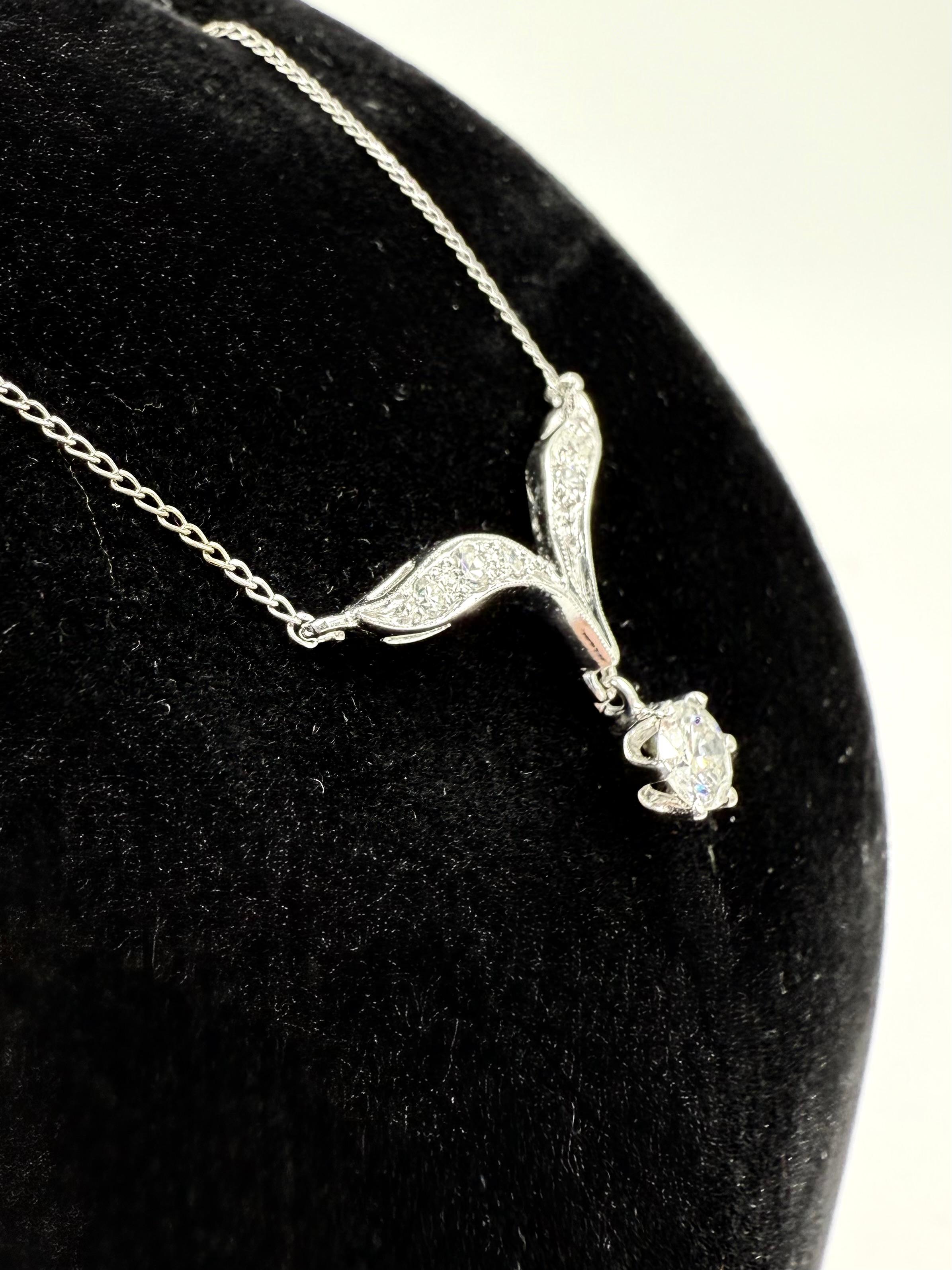 Moderno Collana vintage anni '50 con goccia di diamante in oro bianco 14 carati in vendita