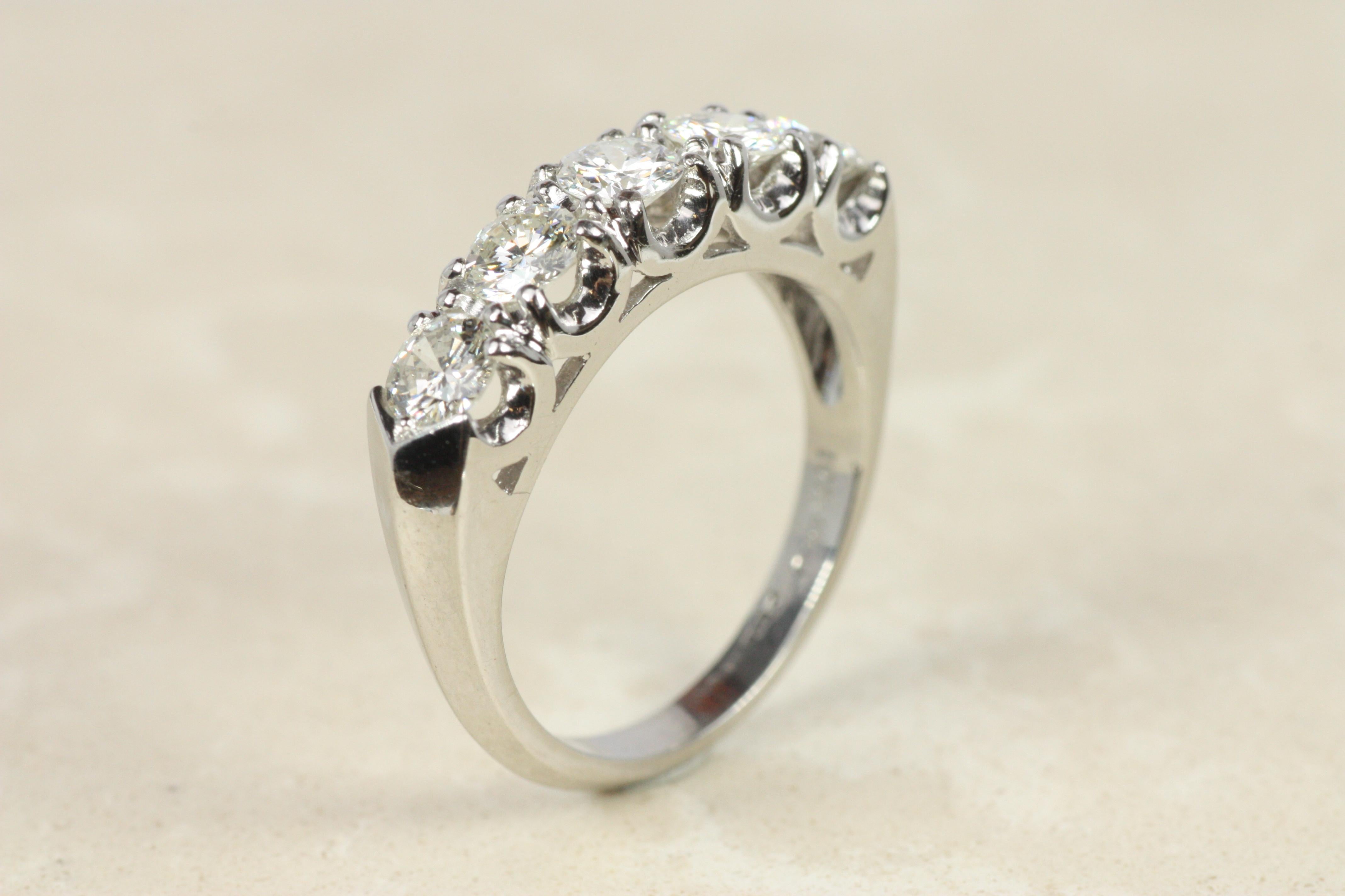 1950s Vintage Diamond Wedding Band in Platinum In Good Condition For Sale In Santa Monica, CA