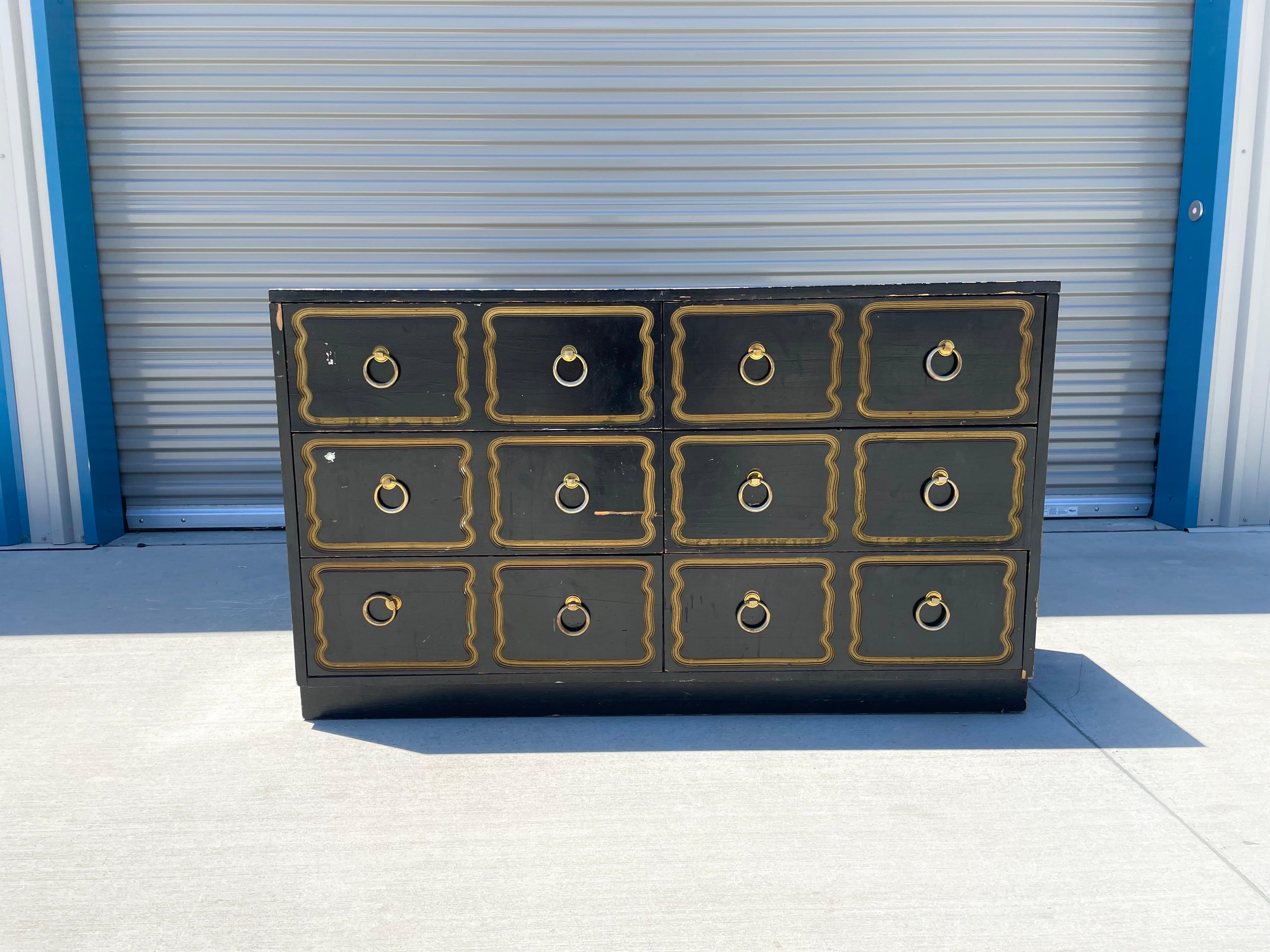 Beautiful vintage “España” chest of drawers by Dorothy Draper for Heritage Henredon. This beautiful dresser features a black finish with six drawers, each with 2 round brass rings to grab and pull. The piece is priced low due to the condition,