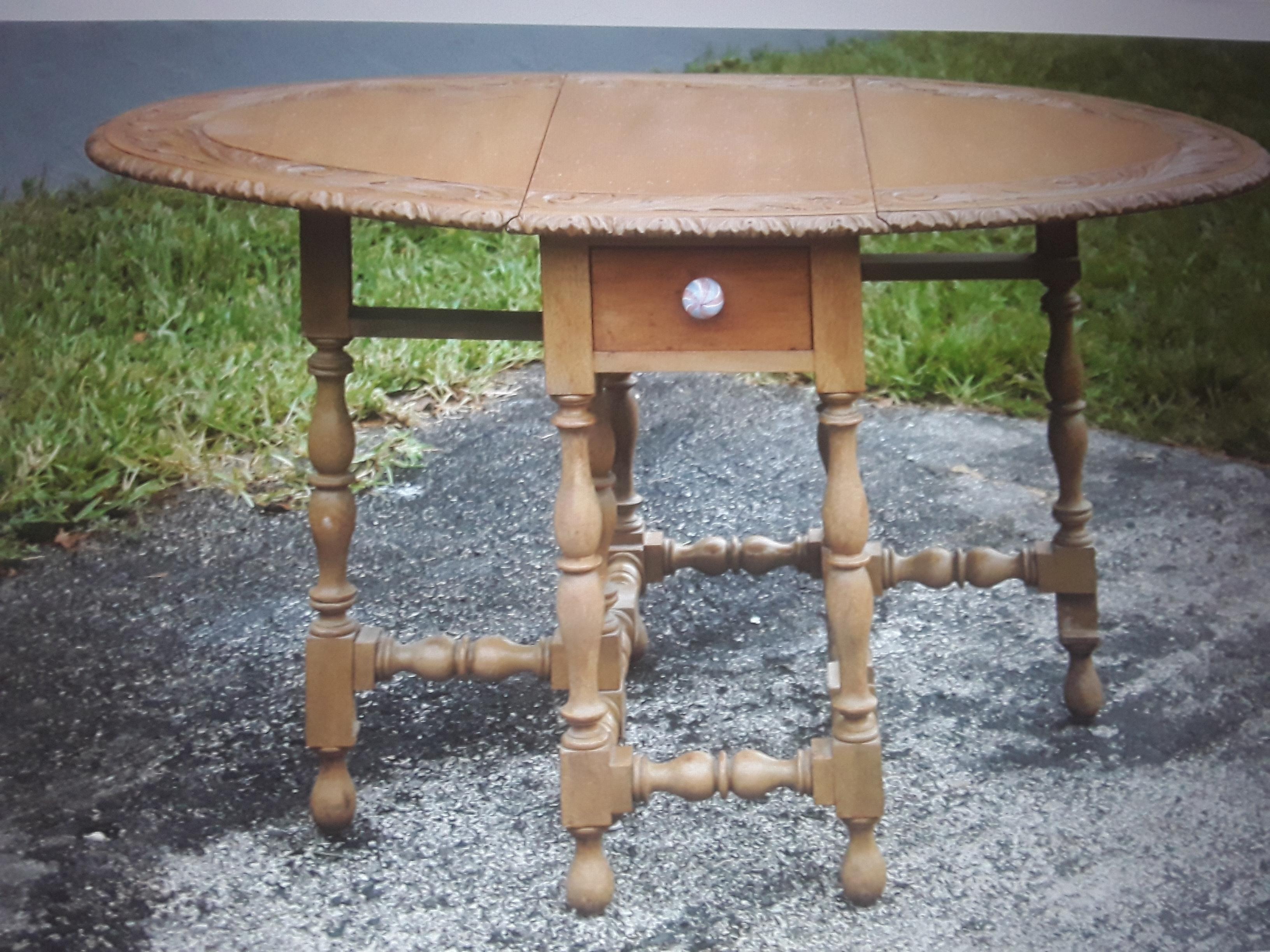 Table de salle à manger vintage des années 1950. Sculptée de main de maître. Détail en bois tourné.