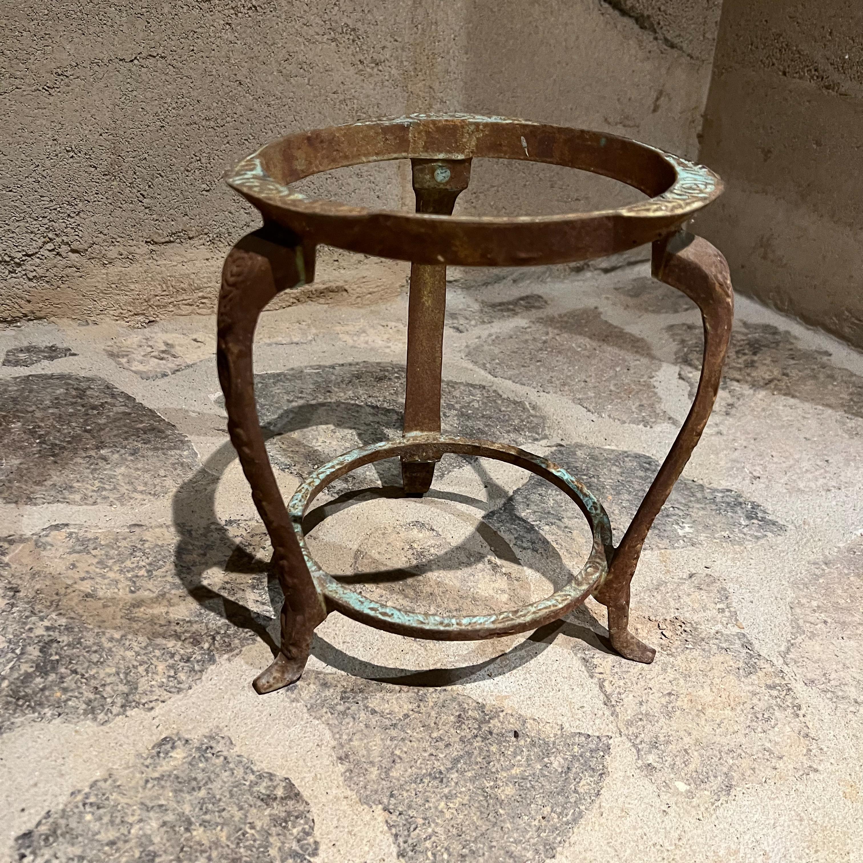 1950s Vintage Elegance Round Planter Pedestal Stand Lovely Ornamentation In Distressed Condition For Sale In Chula Vista, CA