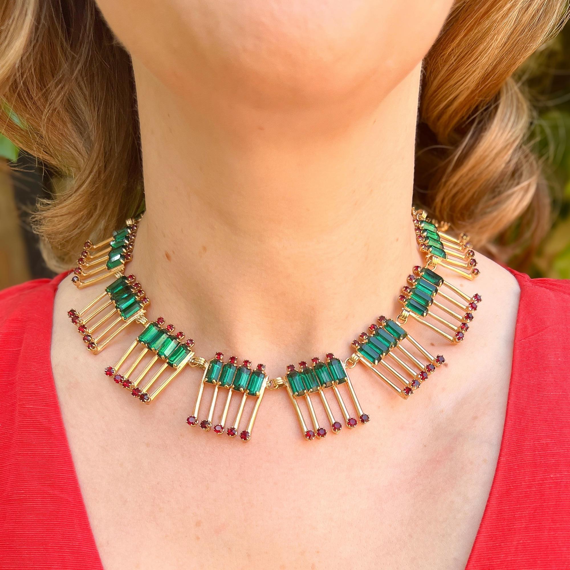 De las mujeres Collar y Pendientes Vintage de los años 50 con esmeraldas verdes y rubíes rojos en venta