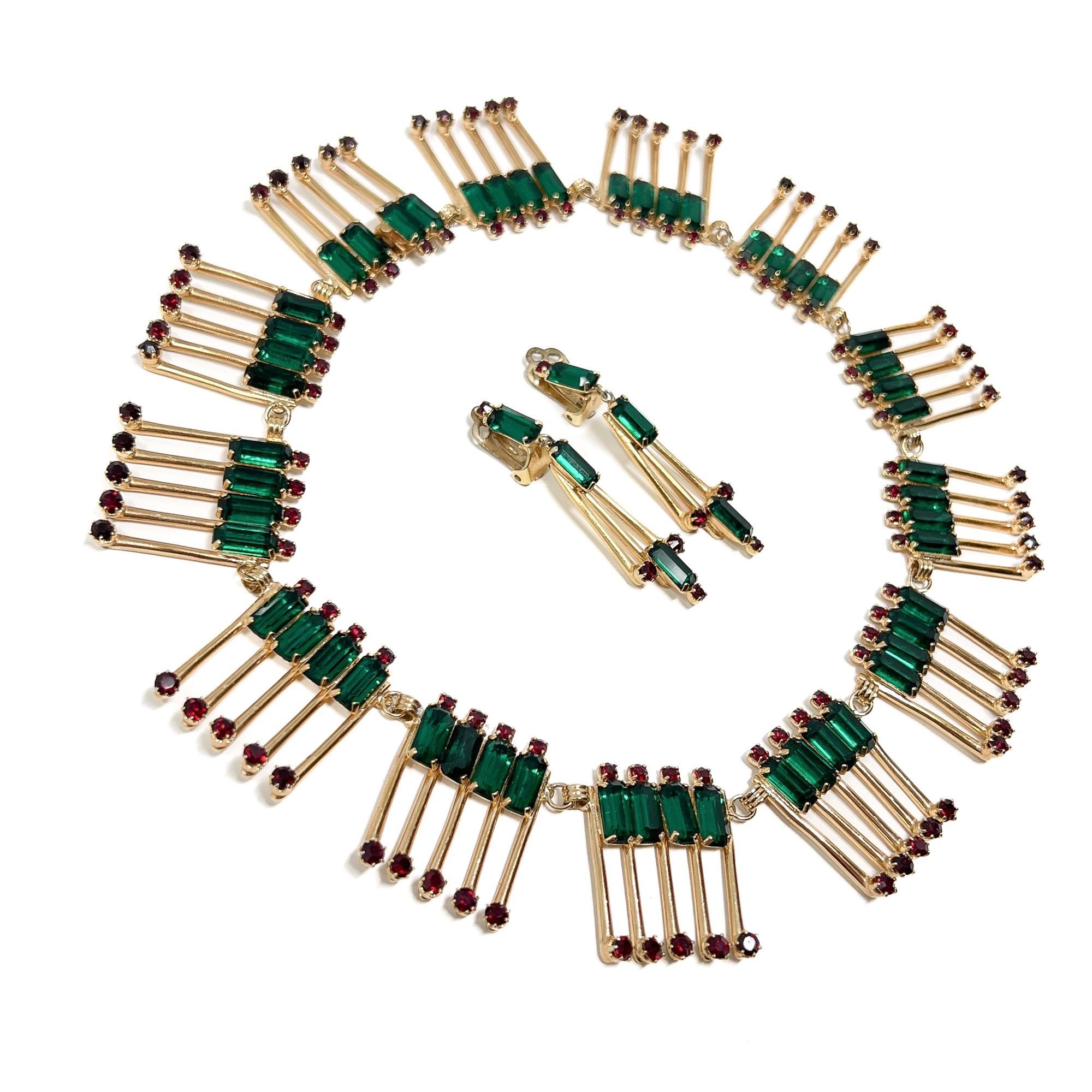 Collar y Pendientes Vintage de los años 50 con esmeraldas verdes y rubíes rojos en venta 3