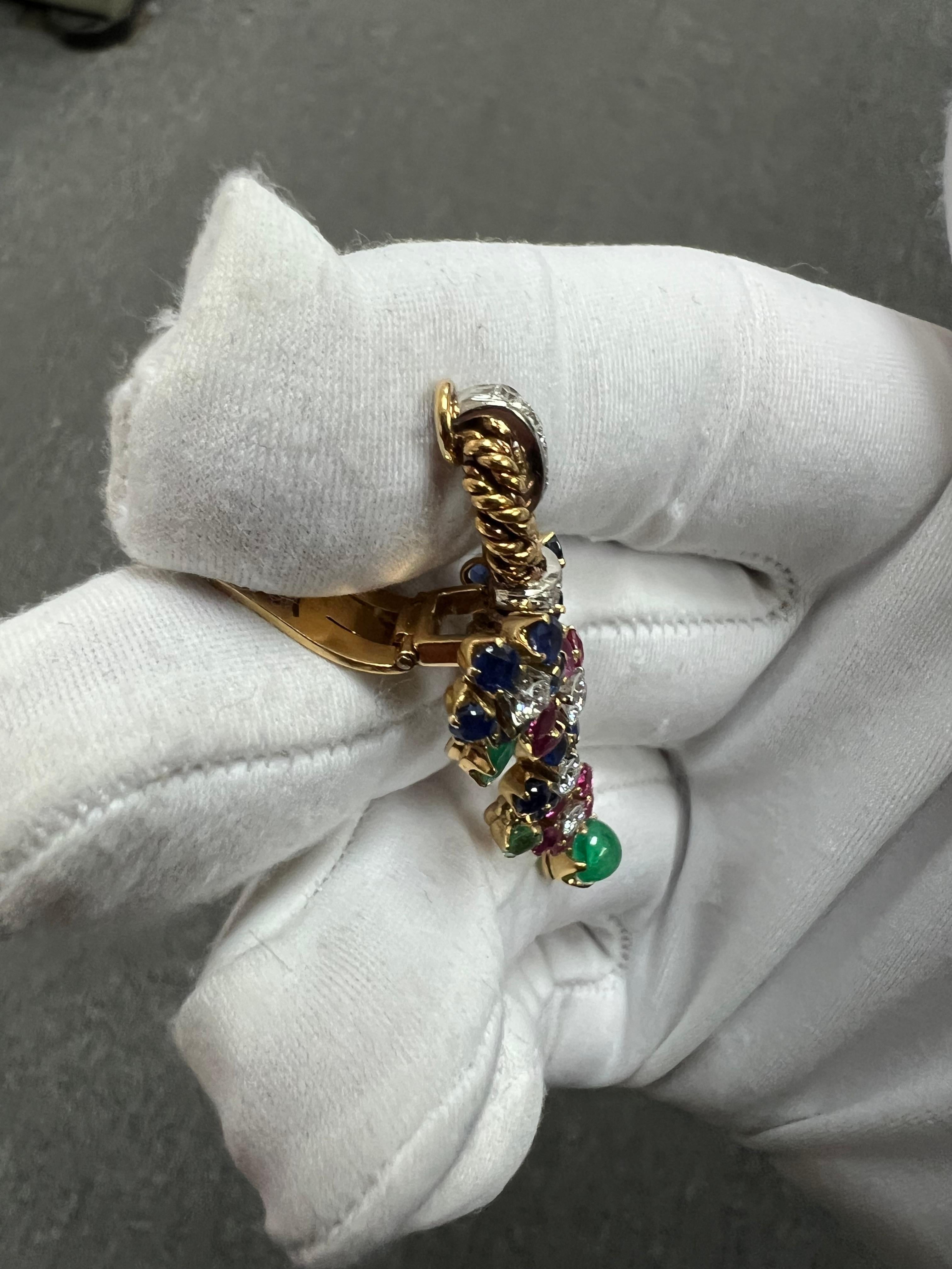 1950er Jahre Vintage 18k Gelbgold baumelndes Ohrclip mit Smaragd, Rubin, Saphir und Diamant 4