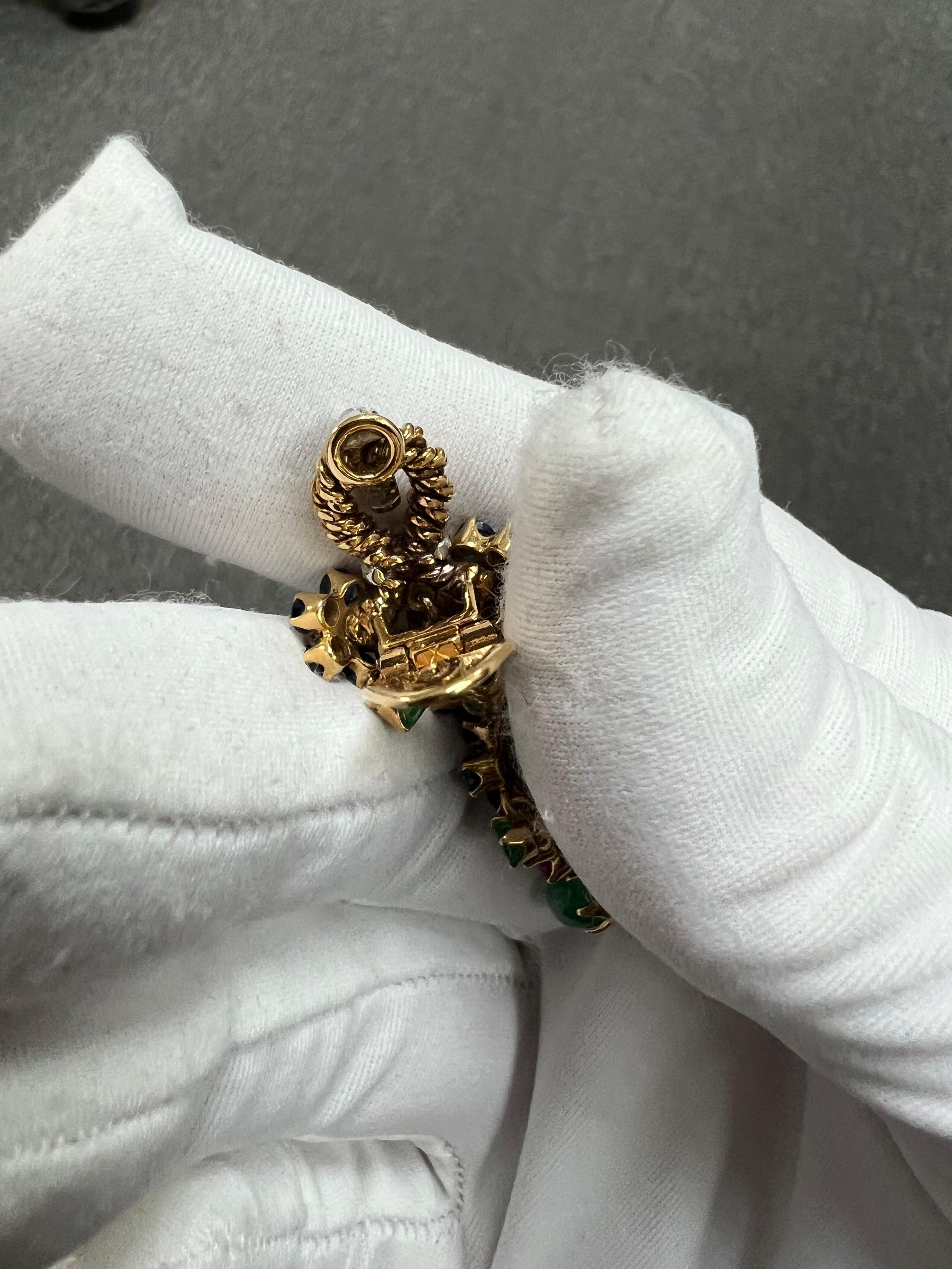 1950er Jahre Vintage 18k Gelbgold baumelndes Ohrclip mit Smaragd, Rubin, Saphir und Diamant 5