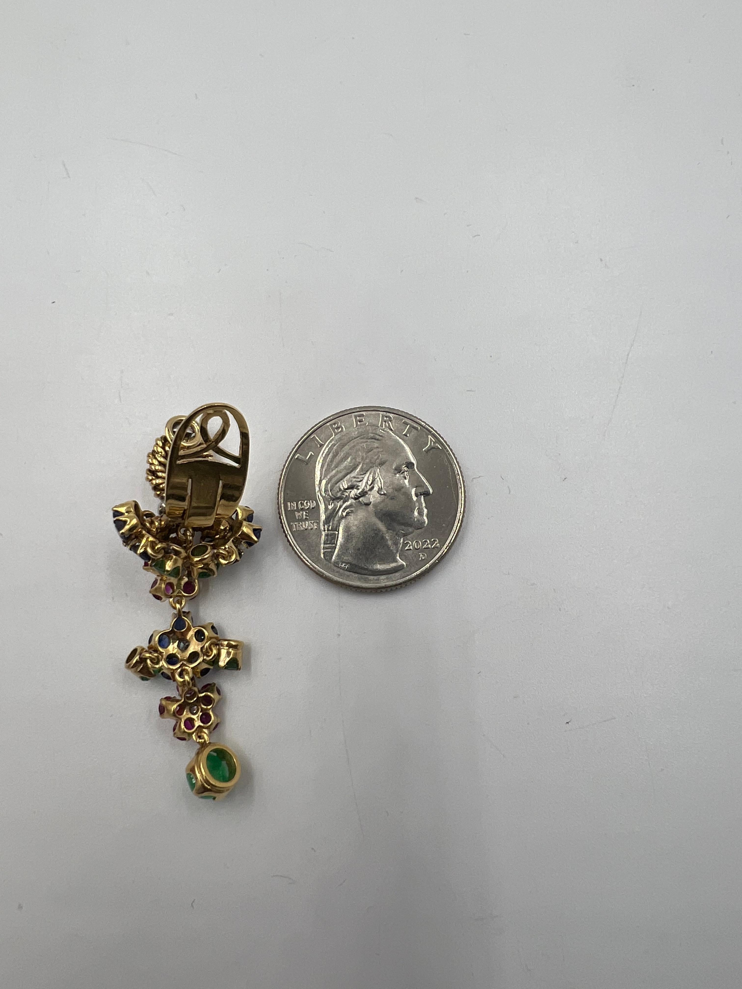 1950er Jahre Vintage 18k Gelbgold baumelndes Ohrclip mit Smaragd, Rubin, Saphir und Diamant 6