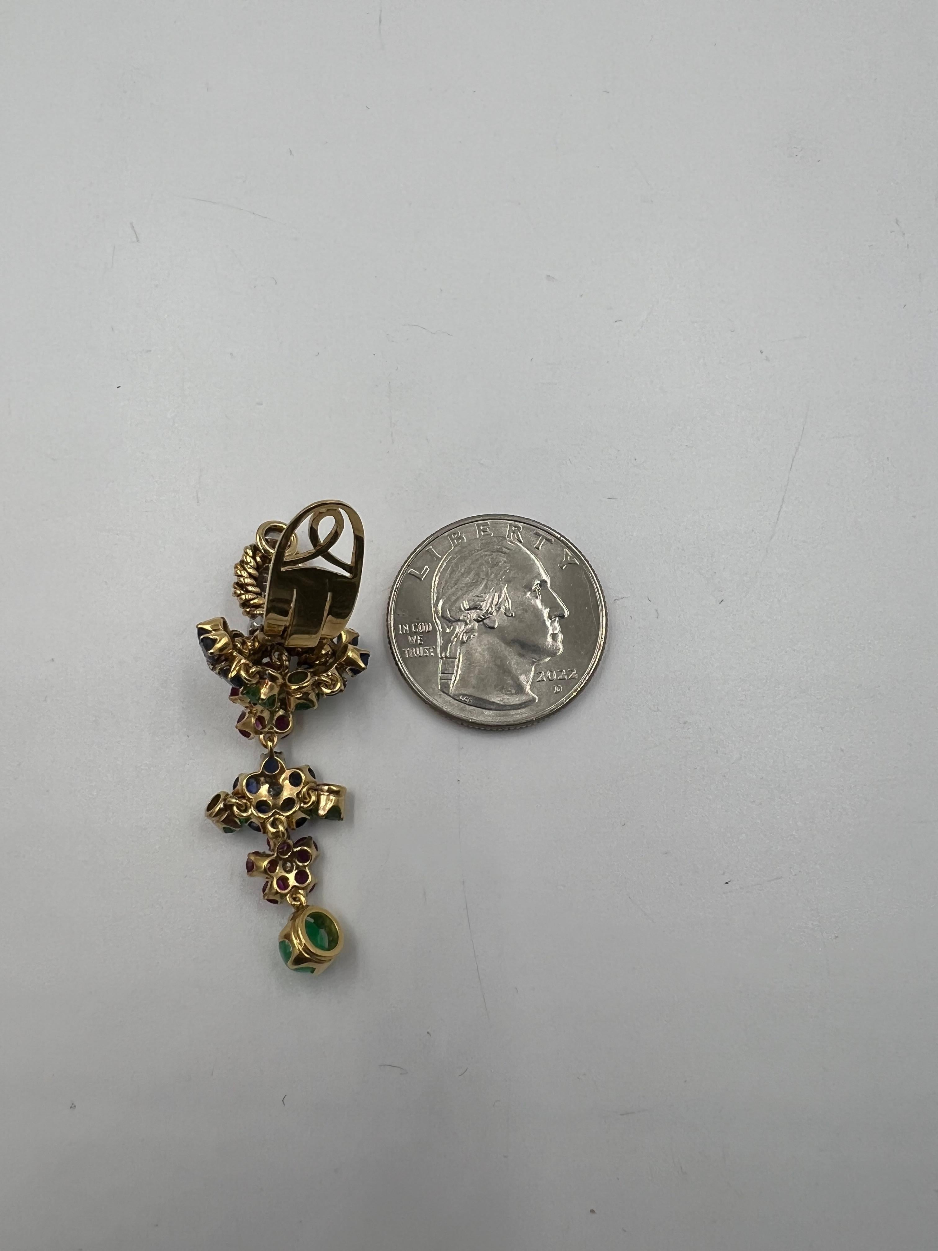 1950er Jahre Vintage 18k Gelbgold baumelndes Ohrclip mit Smaragd, Rubin, Saphir und Diamant 7