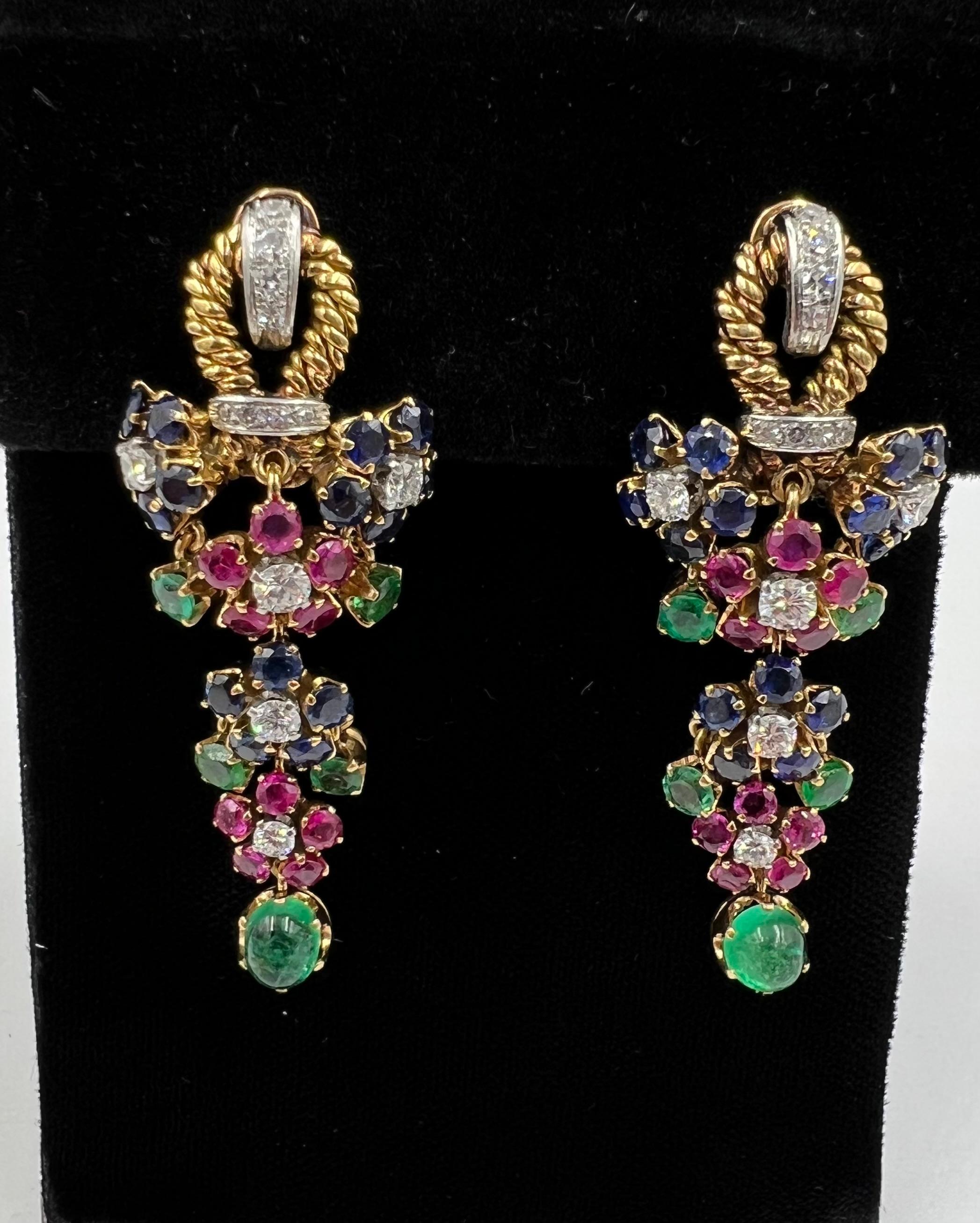 1950er Jahre Vintage 18k Gelbgold baumelndes Ohrclip mit Smaragd, Rubin, Saphir und Diamant (Moderne)