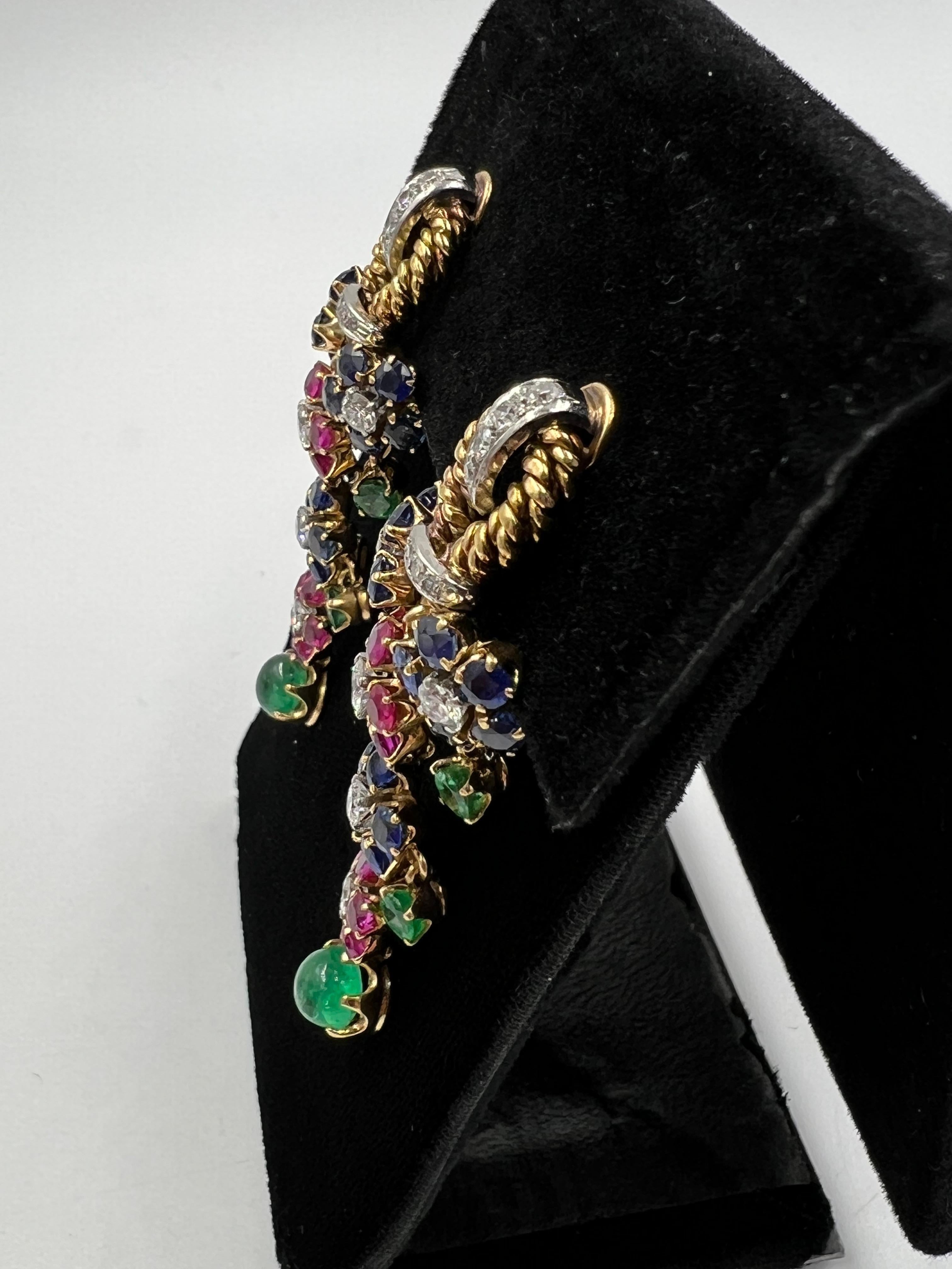 1950er Jahre Vintage 18k Gelbgold baumelndes Ohrclip mit Smaragd, Rubin, Saphir und Diamant (Rundschliff)