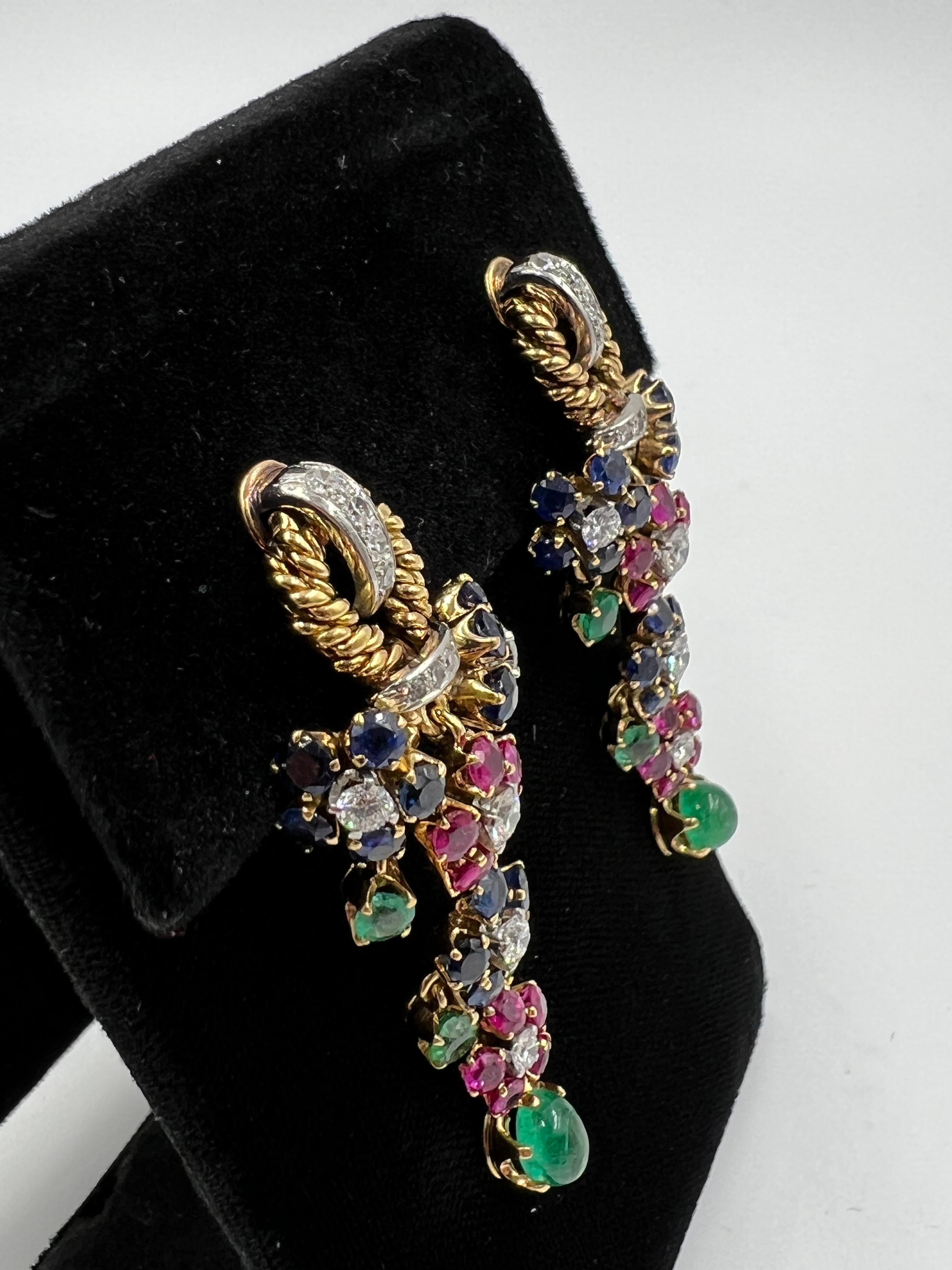 1950er Jahre Vintage 18k Gelbgold baumelndes Ohrclip mit Smaragd, Rubin, Saphir und Diamant im Zustand „Gut“ in Los Angeles, CA