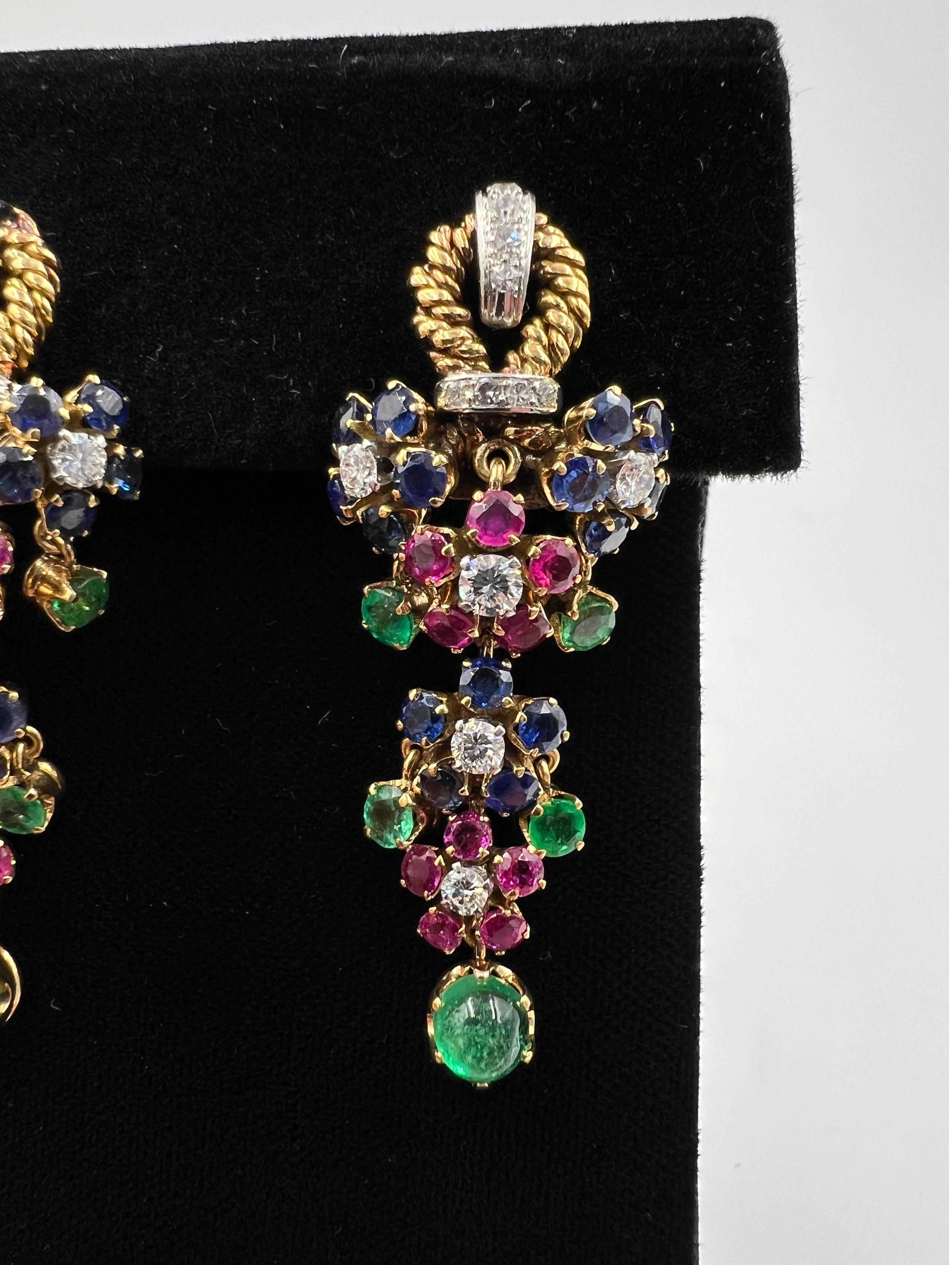 1950er Jahre Vintage 18k Gelbgold baumelndes Ohrclip mit Smaragd, Rubin, Saphir und Diamant für Damen oder Herren