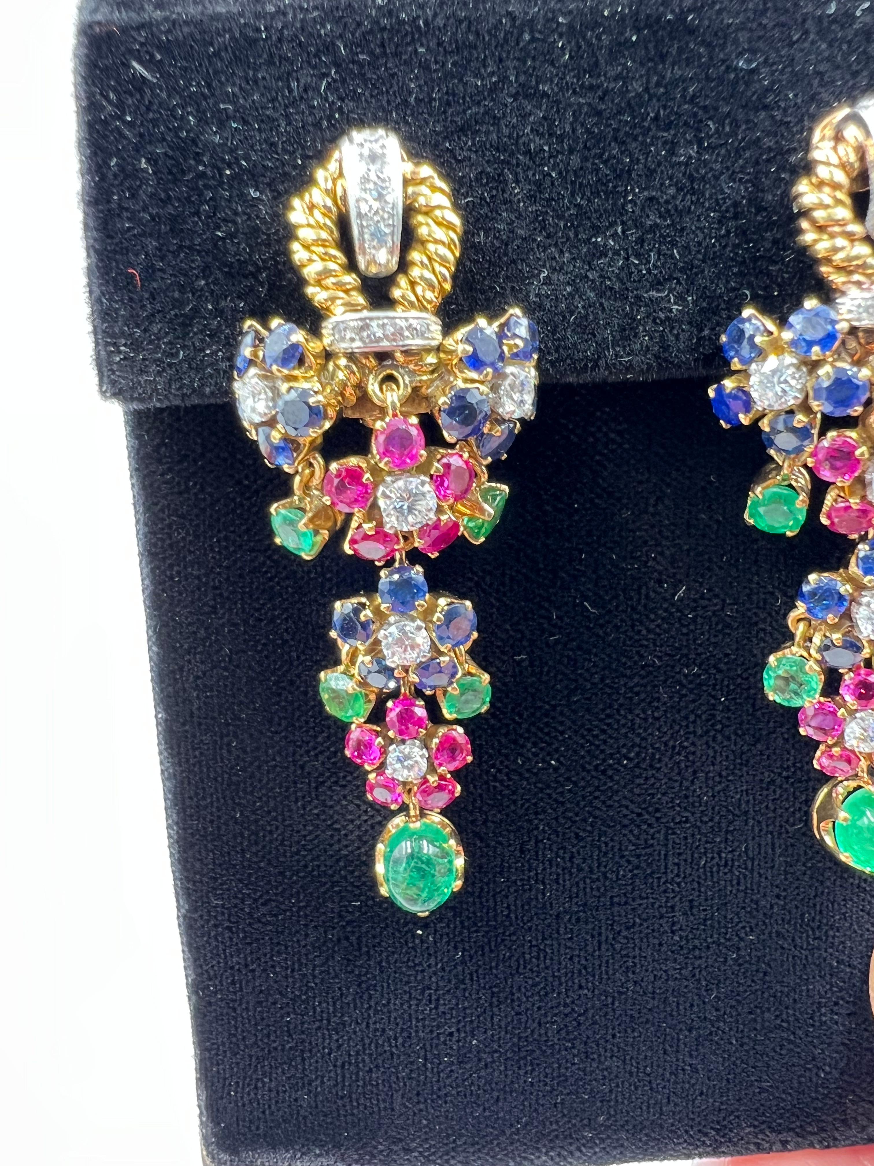 1950er Jahre Vintage 18k Gelbgold baumelndes Ohrclip mit Smaragd, Rubin, Saphir und Diamant 1