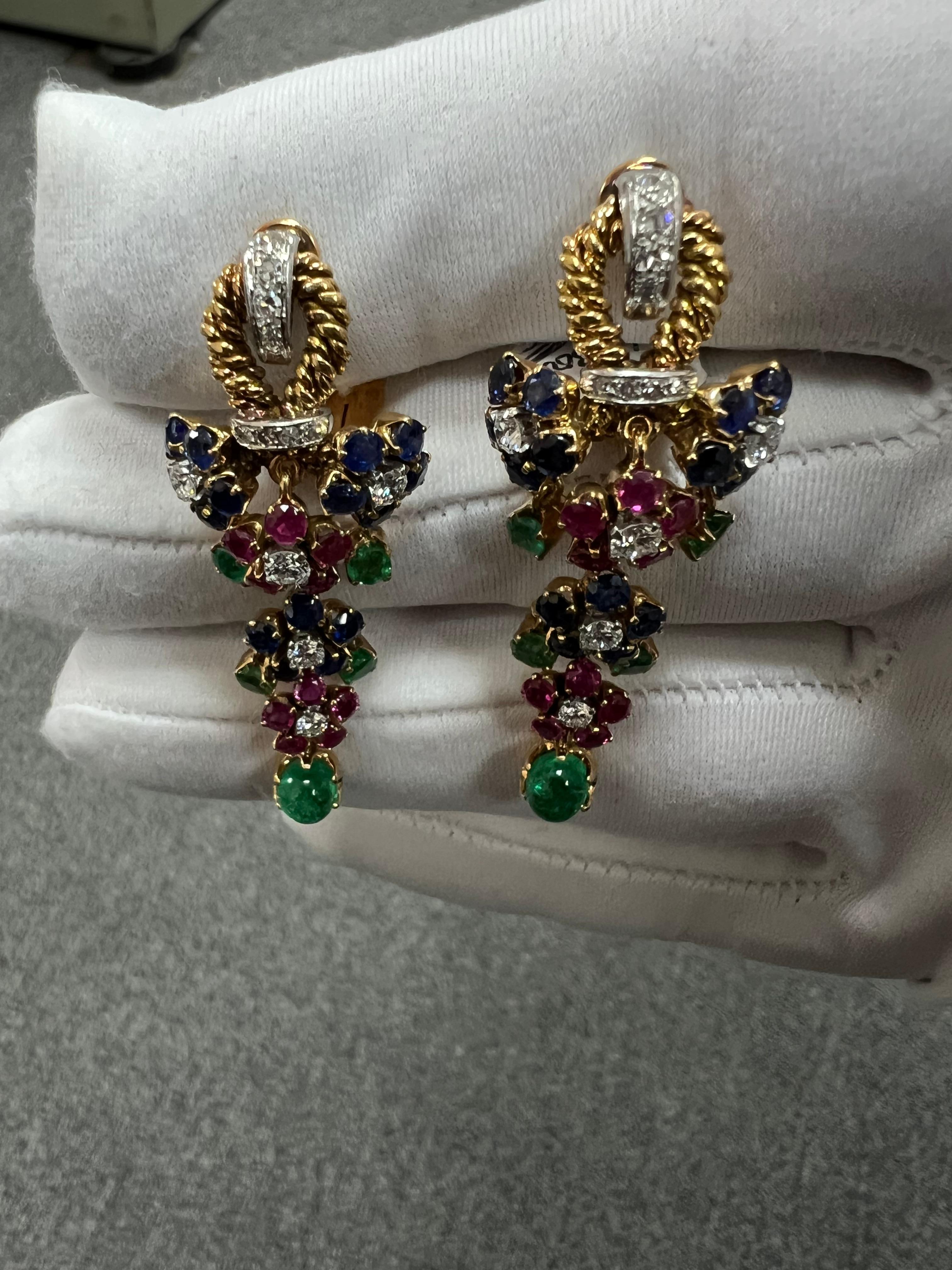 1950er Jahre Vintage 18k Gelbgold baumelndes Ohrclip mit Smaragd, Rubin, Saphir und Diamant 2
