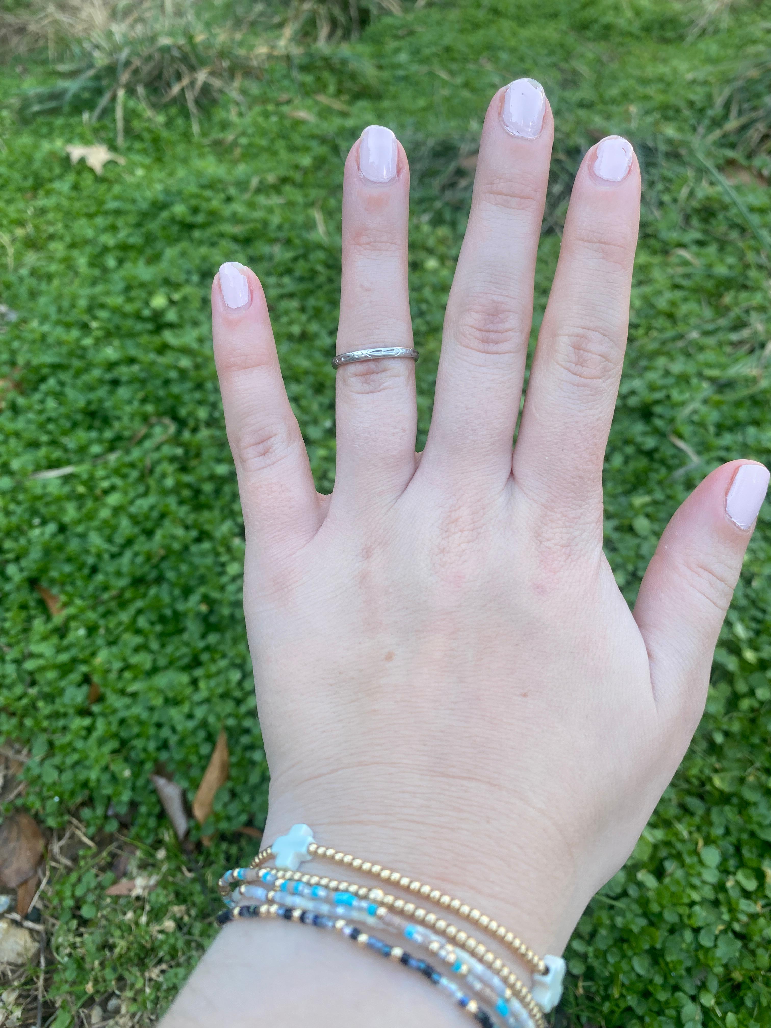 Alianza de boda grabada vintage de los años 50, platino, tamaño del anillo 5,75 en venta 3