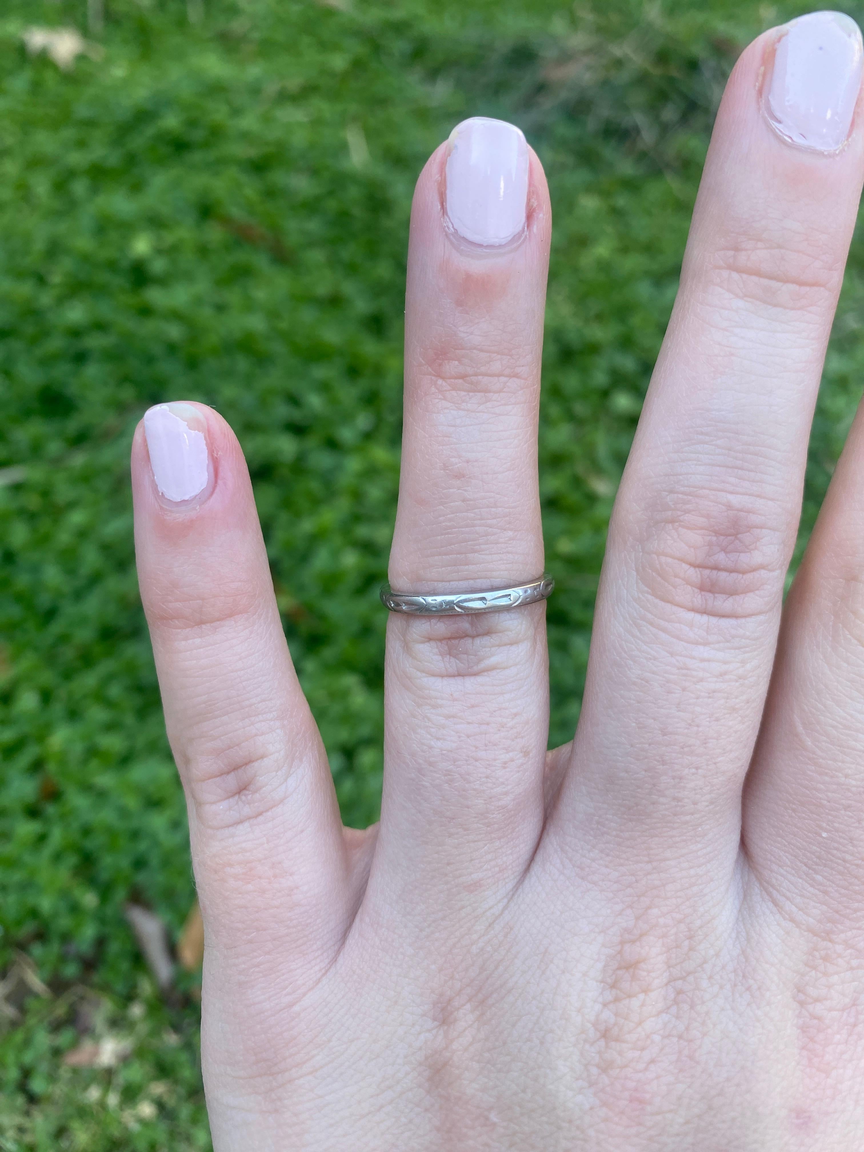 Alianza de boda grabada vintage de los años 50, platino, tamaño del anillo 5,75 en venta 4