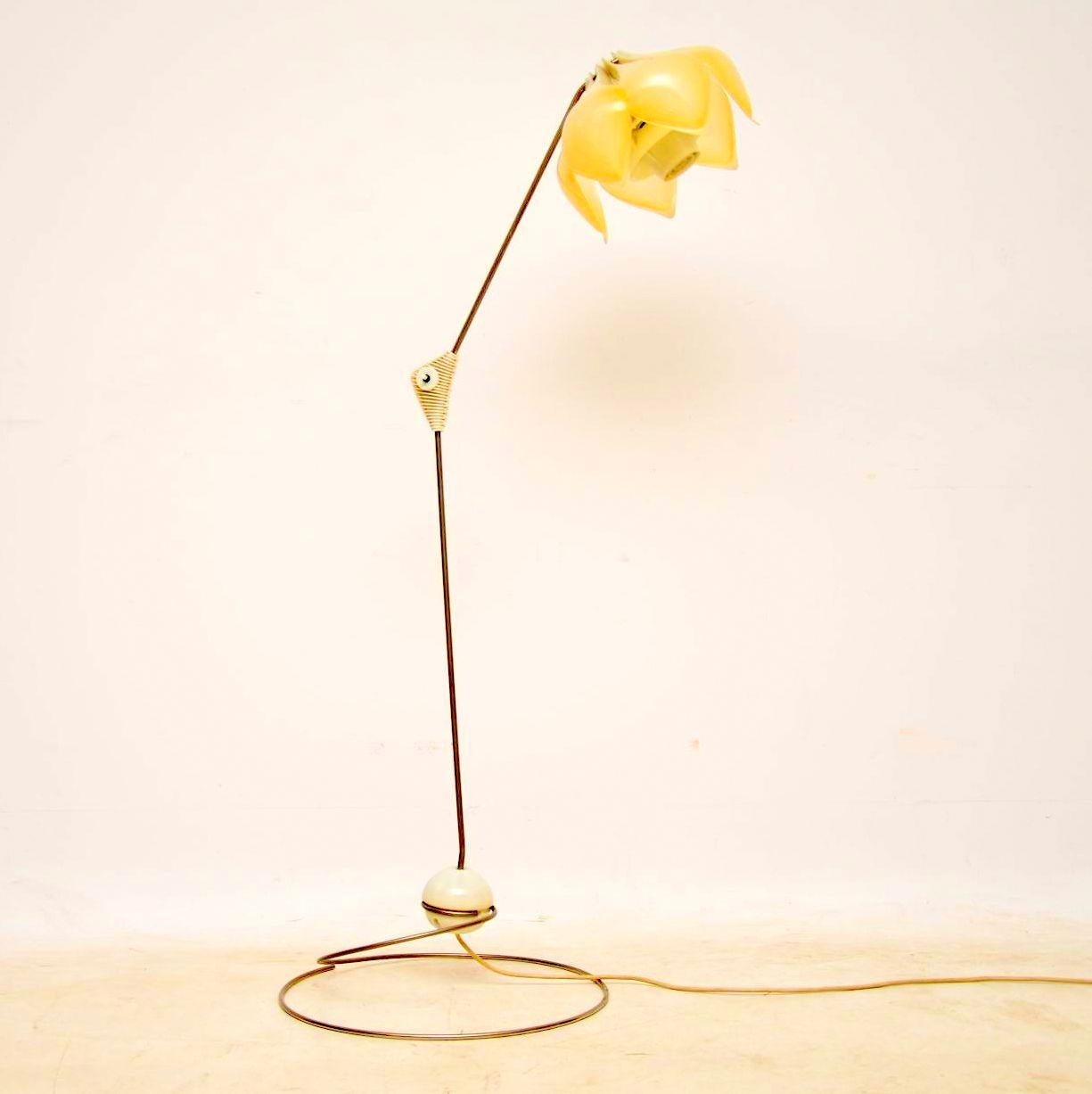 An absolutely stunning and extremely rare floor lamp, this is the Symanka SY1, designed by Gunter Ssymmank in 1959. This was made in Germany by Integra, it dates from the 1950s, it is in excellent original condition and good working order. This has