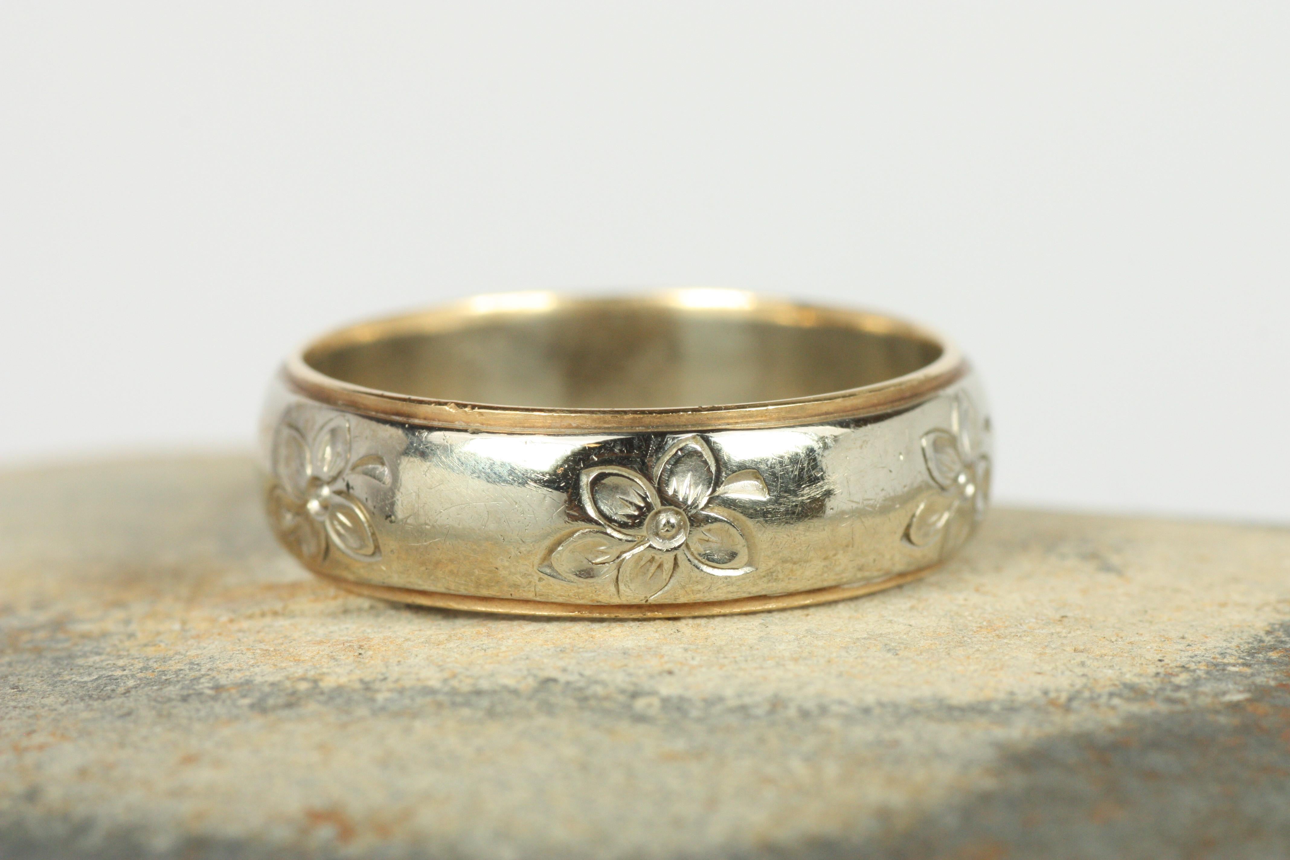 1950s Vintage Floral Two-Tone 6.7mm Wedding Band in 14K White & Yellow Gold In Good Condition For Sale In Santa Monica, CA