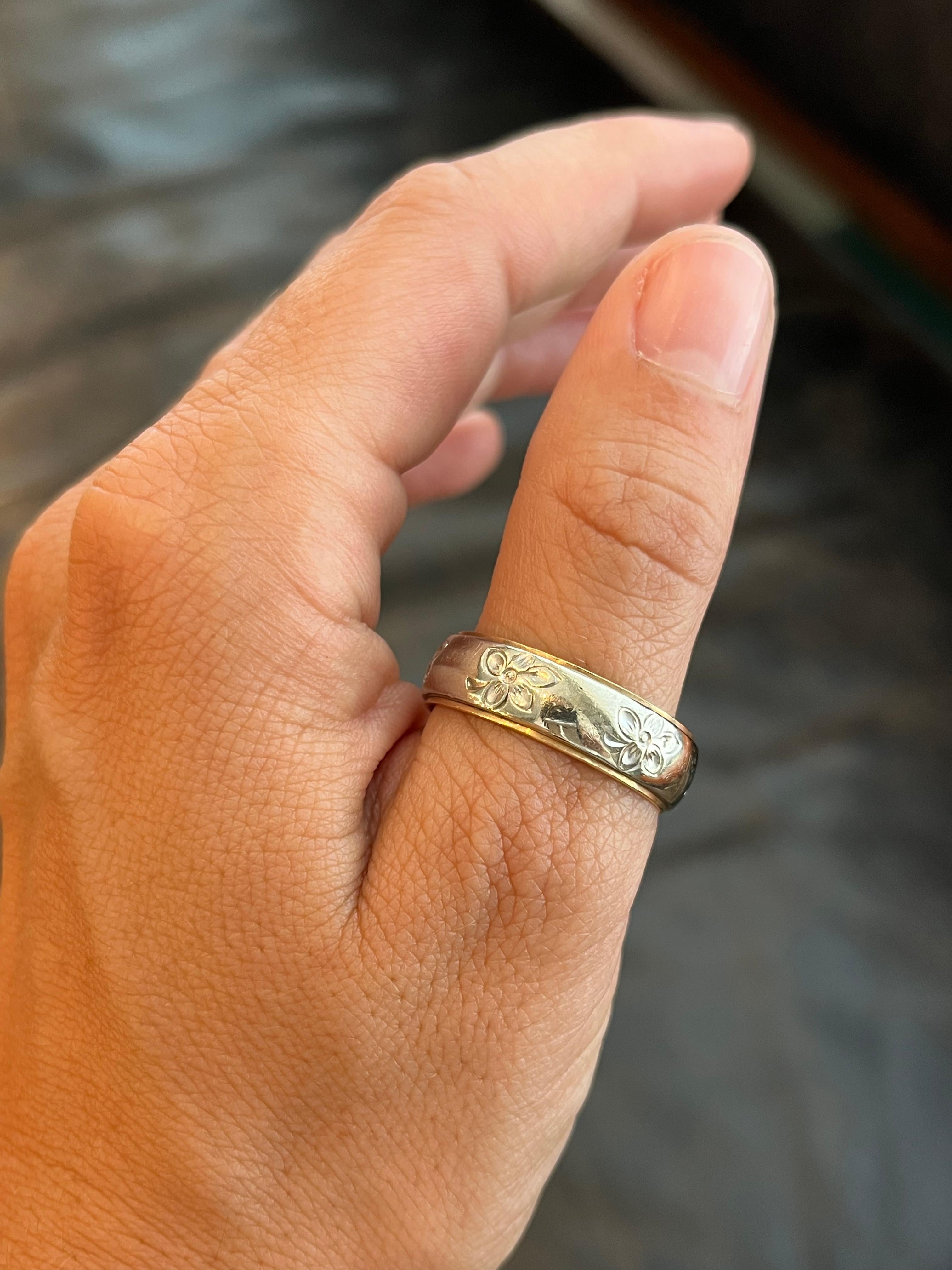1950s Vintage Floral Two-Tone 6.7mm Wedding Band in 14K White & Yellow Gold For Sale 1