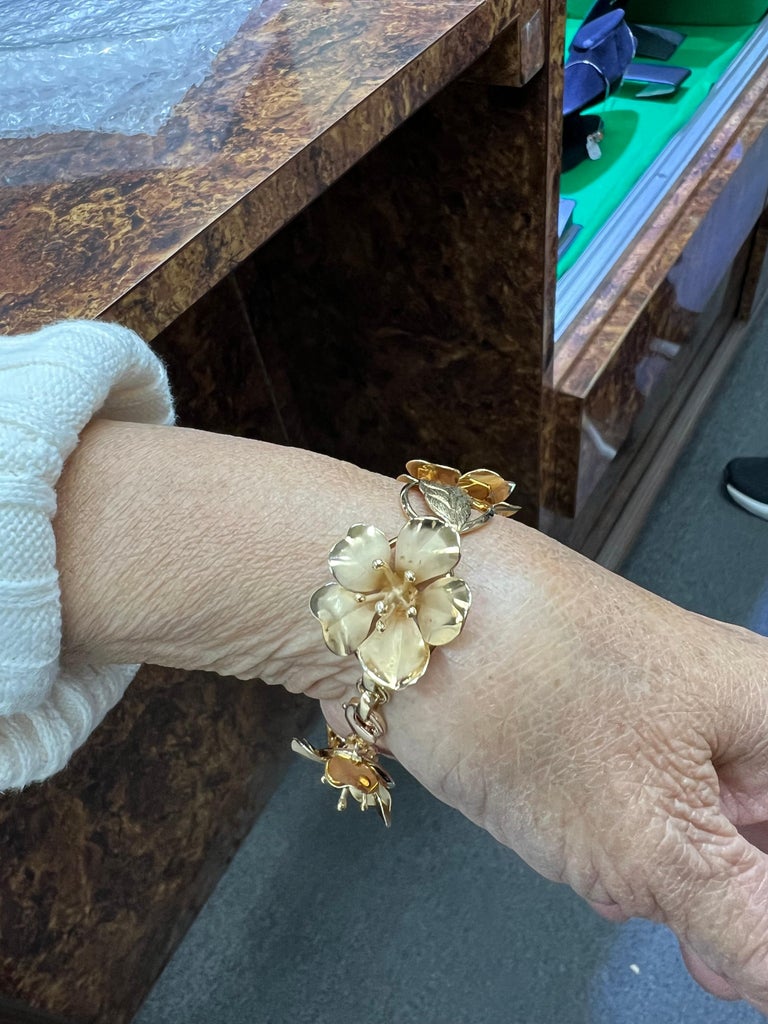1950s Vintage Flower And Leaf Yellow Gold Bracelet For Sale