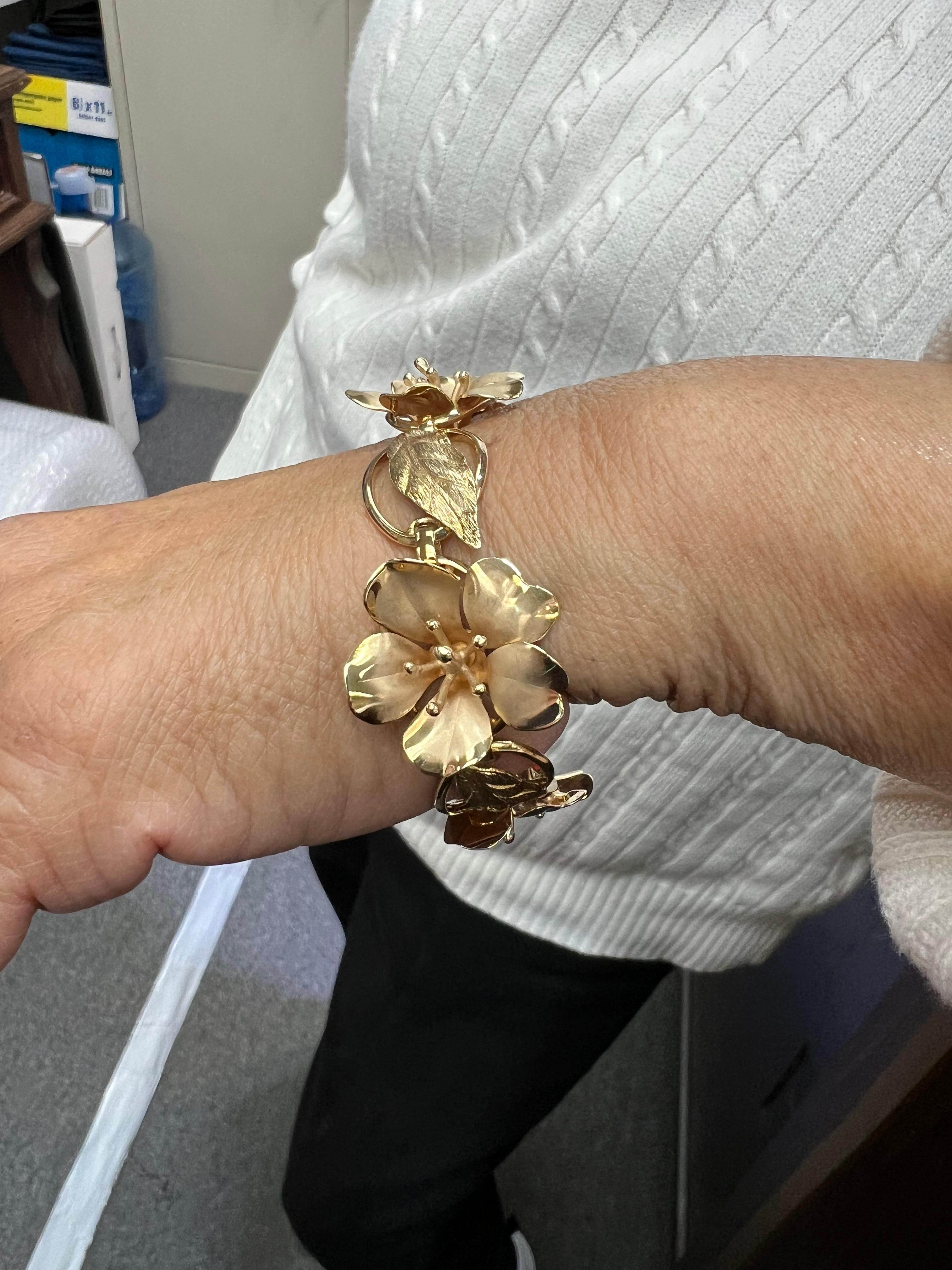 1950er Jahre Vintage Blume und Blatt Gelbgold-Armband im Zustand „Gut“ im Angebot in Los Angeles, CA