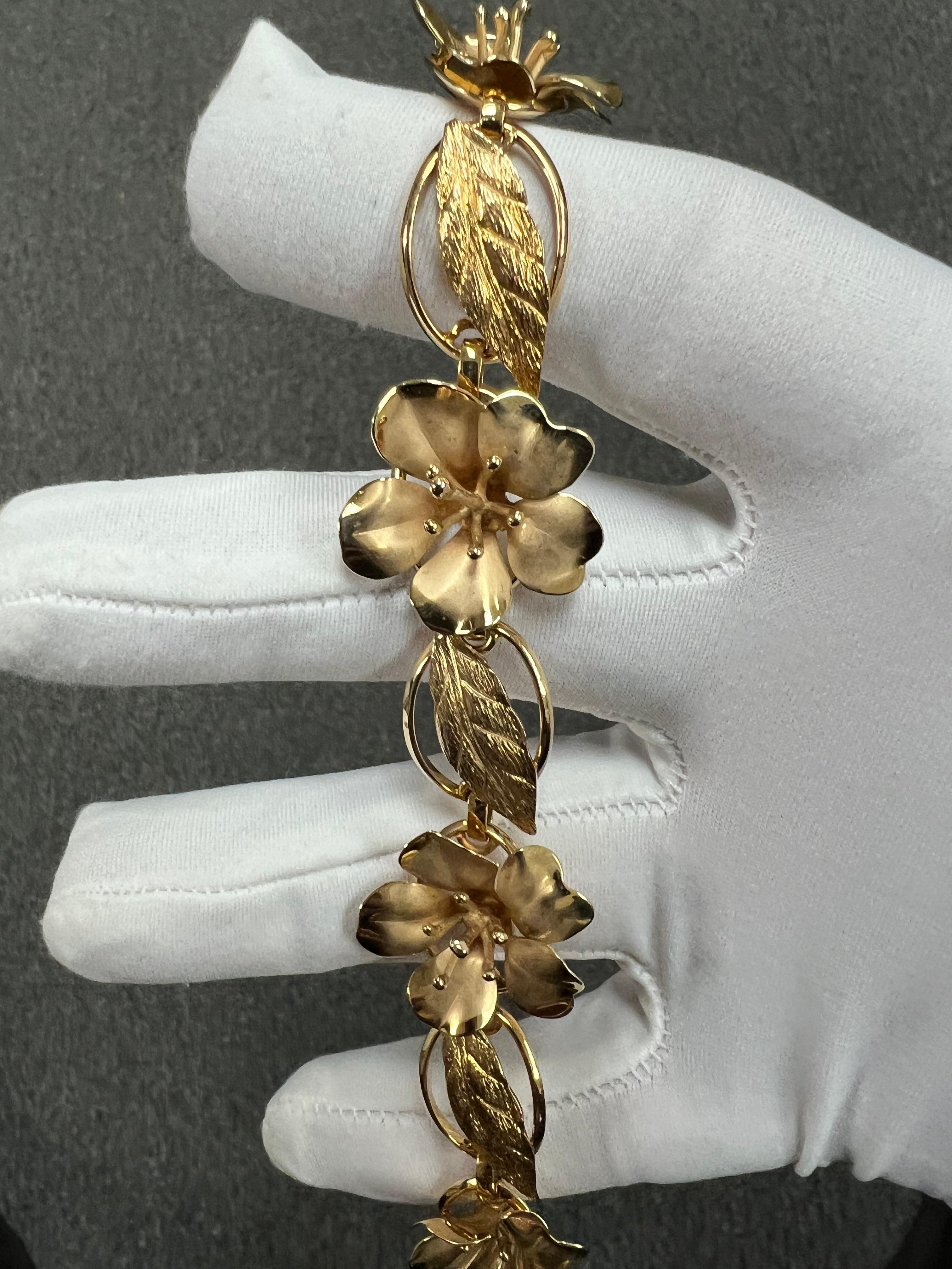 1950er Jahre Vintage Blume und Blatt Gelbgold-Armband im Angebot 1