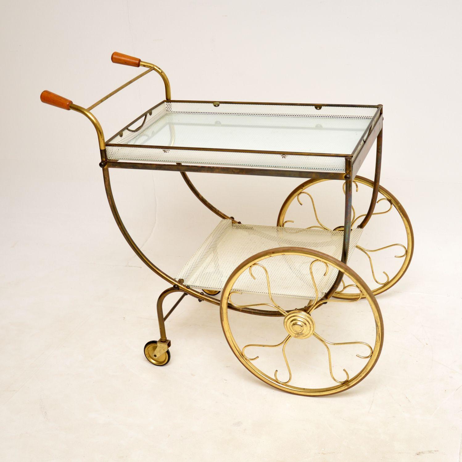 Chariot à boissons en laiton vintage suédois, élégant et extrêmement bien fabriqué par Josef Frank. Fabriqué en Suède par Svenskt Tenn, il date des années 1950-60.

La qualité est étonnante, il roule en douceur sur des roues en laiton et possède