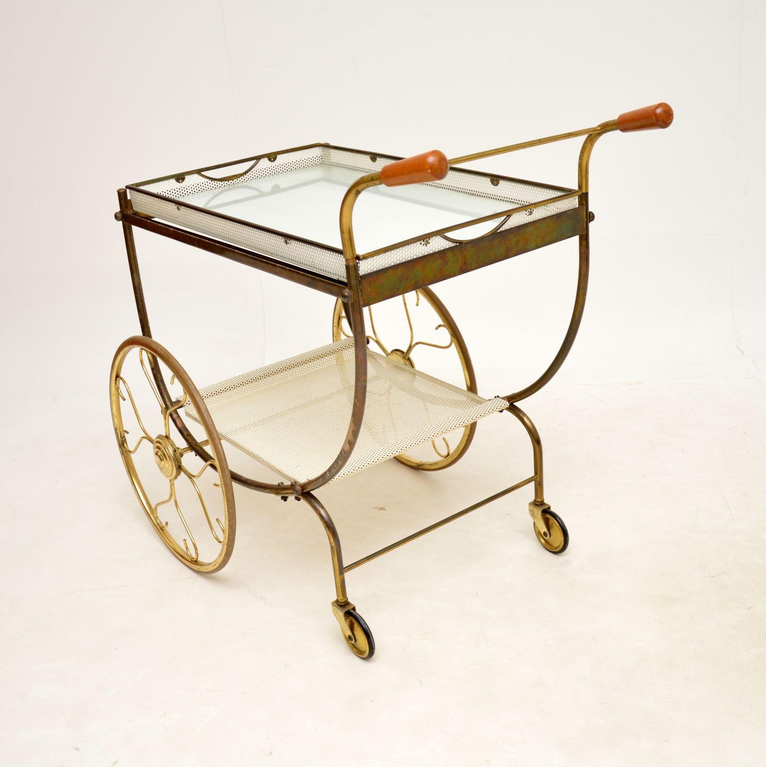 Milieu du XXe siècle Chariot de boissons suédois vintage en laiton de Josef Frank en vente