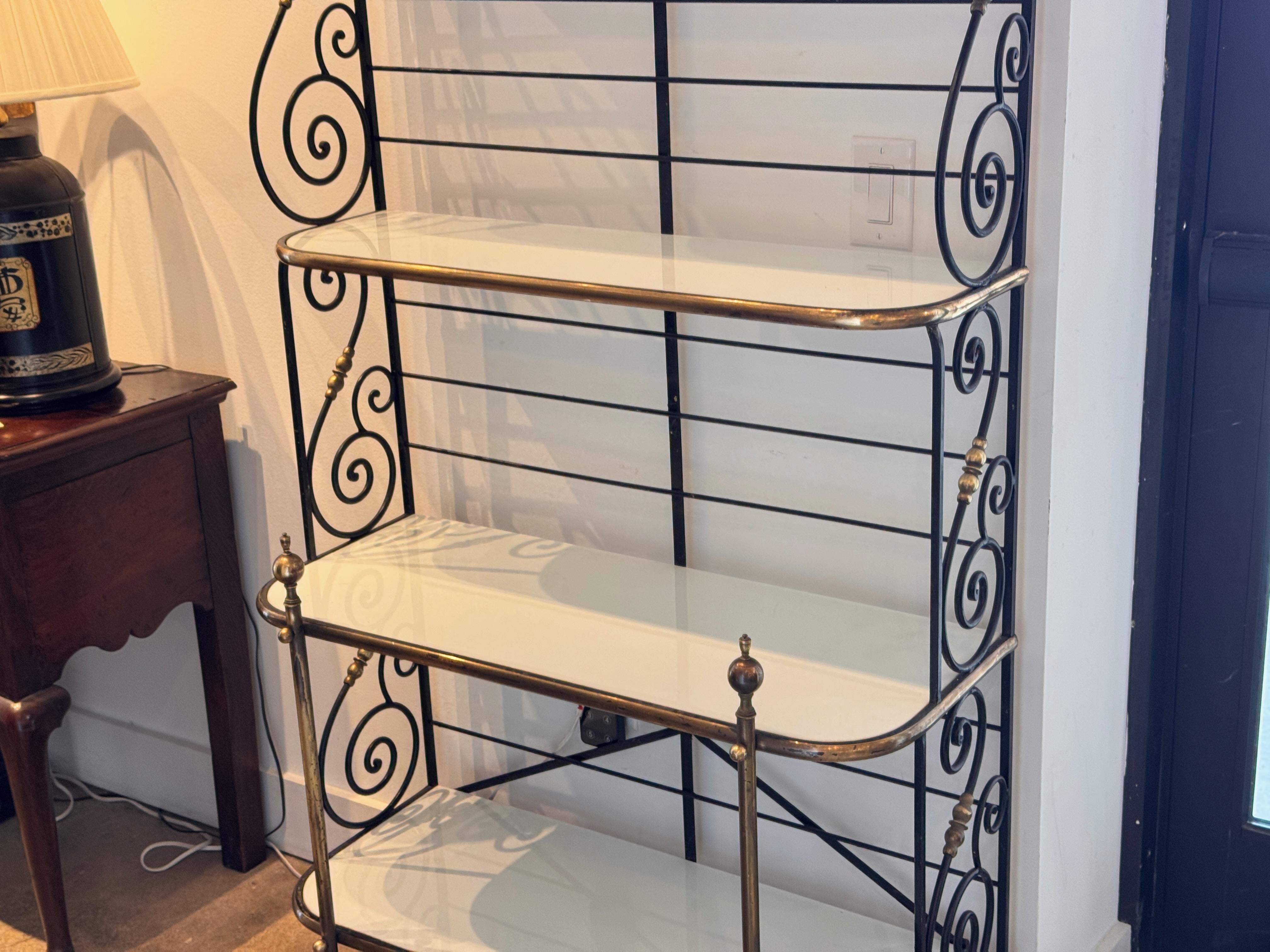 Scaffale da panettiere francese d'epoca in ferro e ottone del 1950 con ripiani in vetro bianco in vendita 4