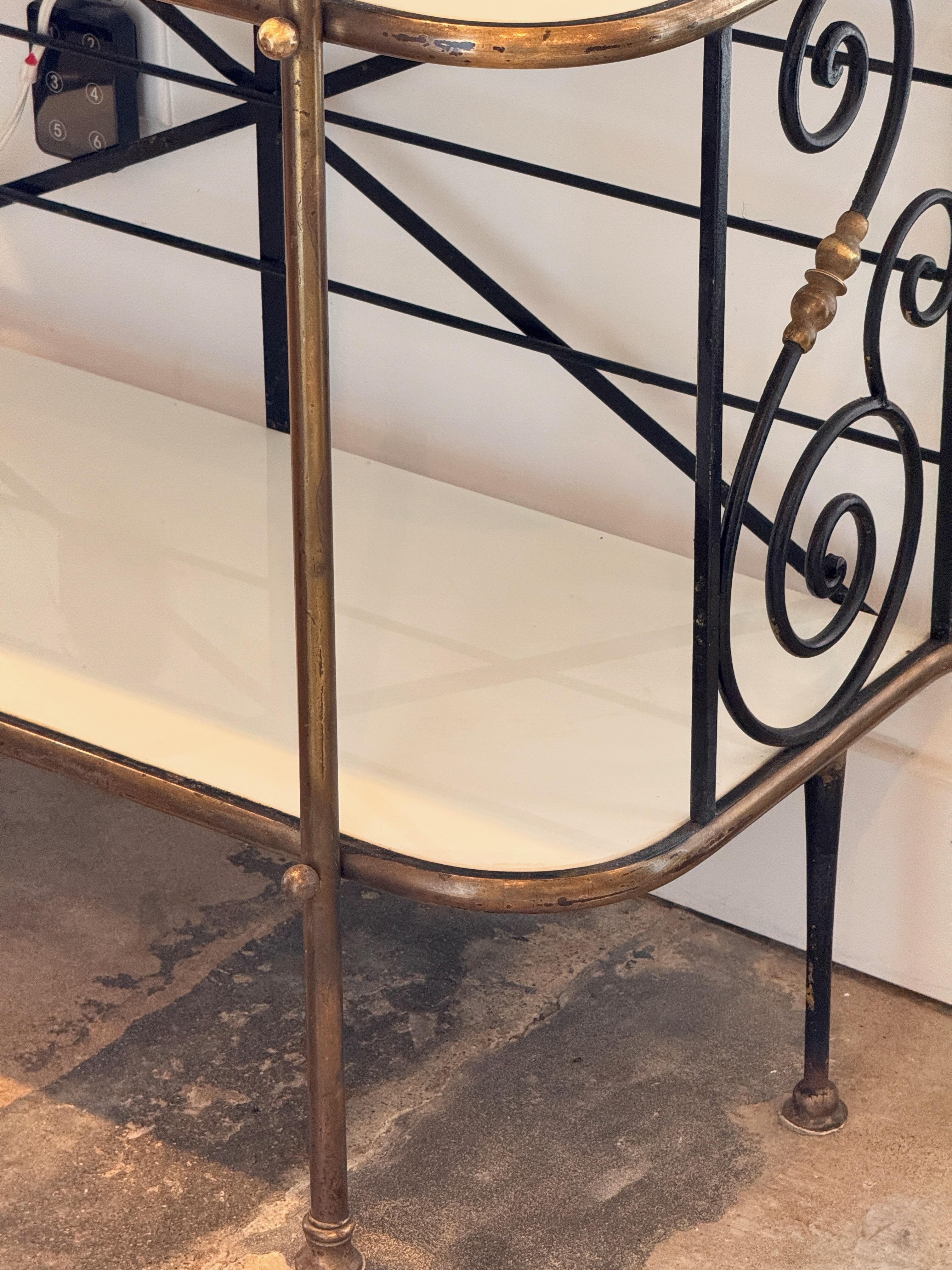 Scaffale da panettiere francese d'epoca in ferro e ottone del 1950 con ripiani in vetro bianco in vendita 5