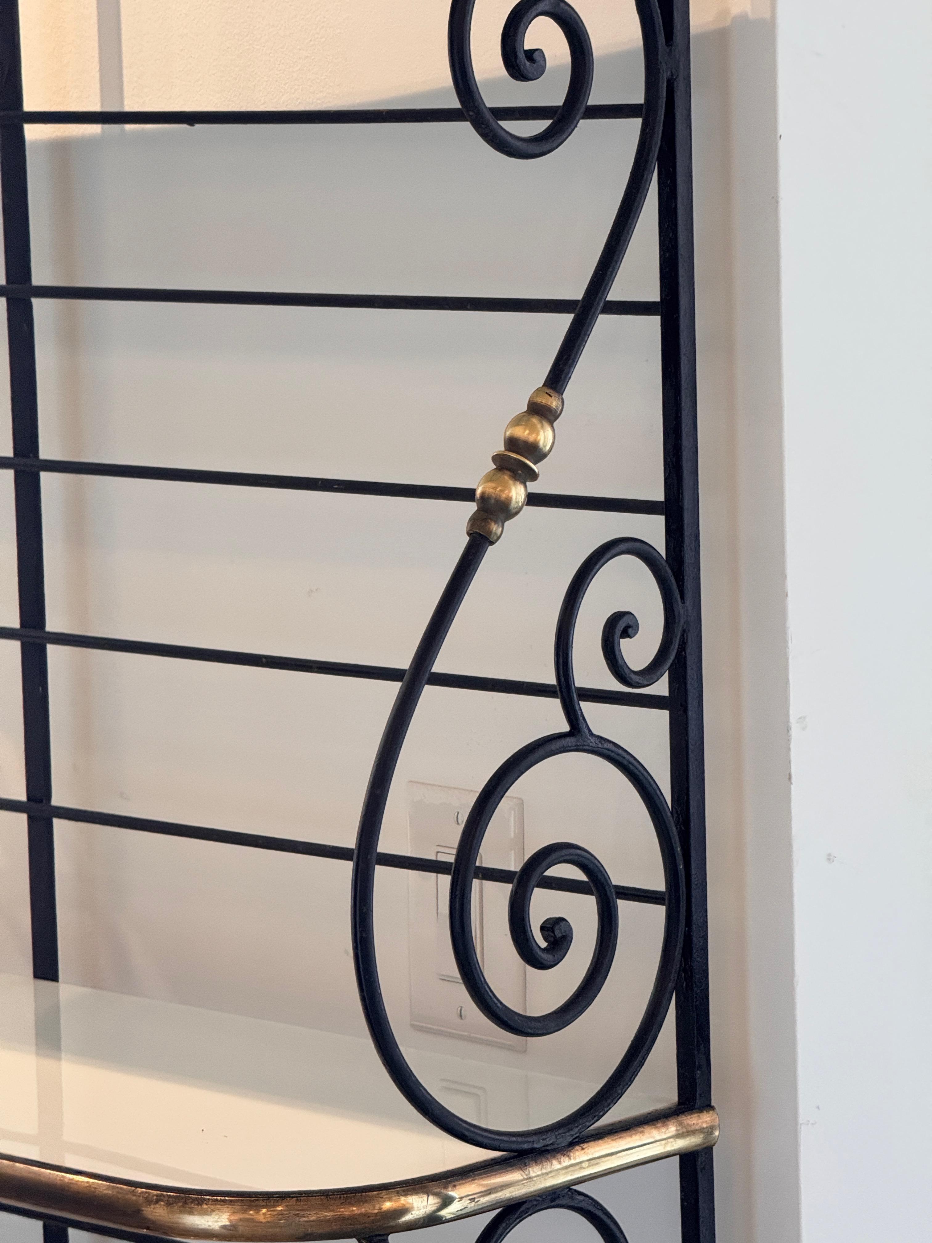 Scaffale da panettiere francese d'epoca in ferro e ottone del 1950 con ripiani in vetro bianco in vendita 7