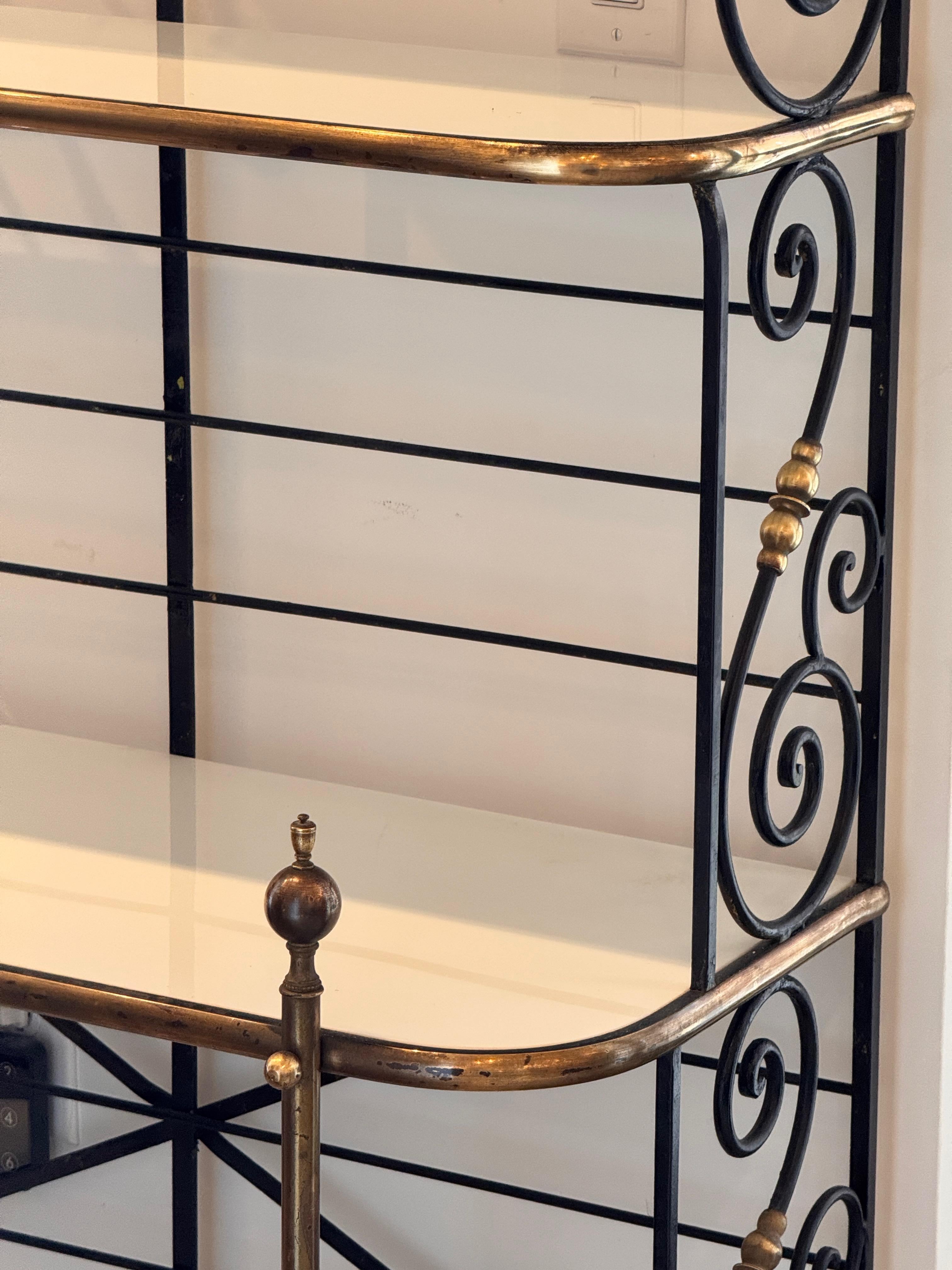 Metà XX secolo Scaffale da panettiere francese d'epoca in ferro e ottone del 1950 con ripiani in vetro bianco in vendita