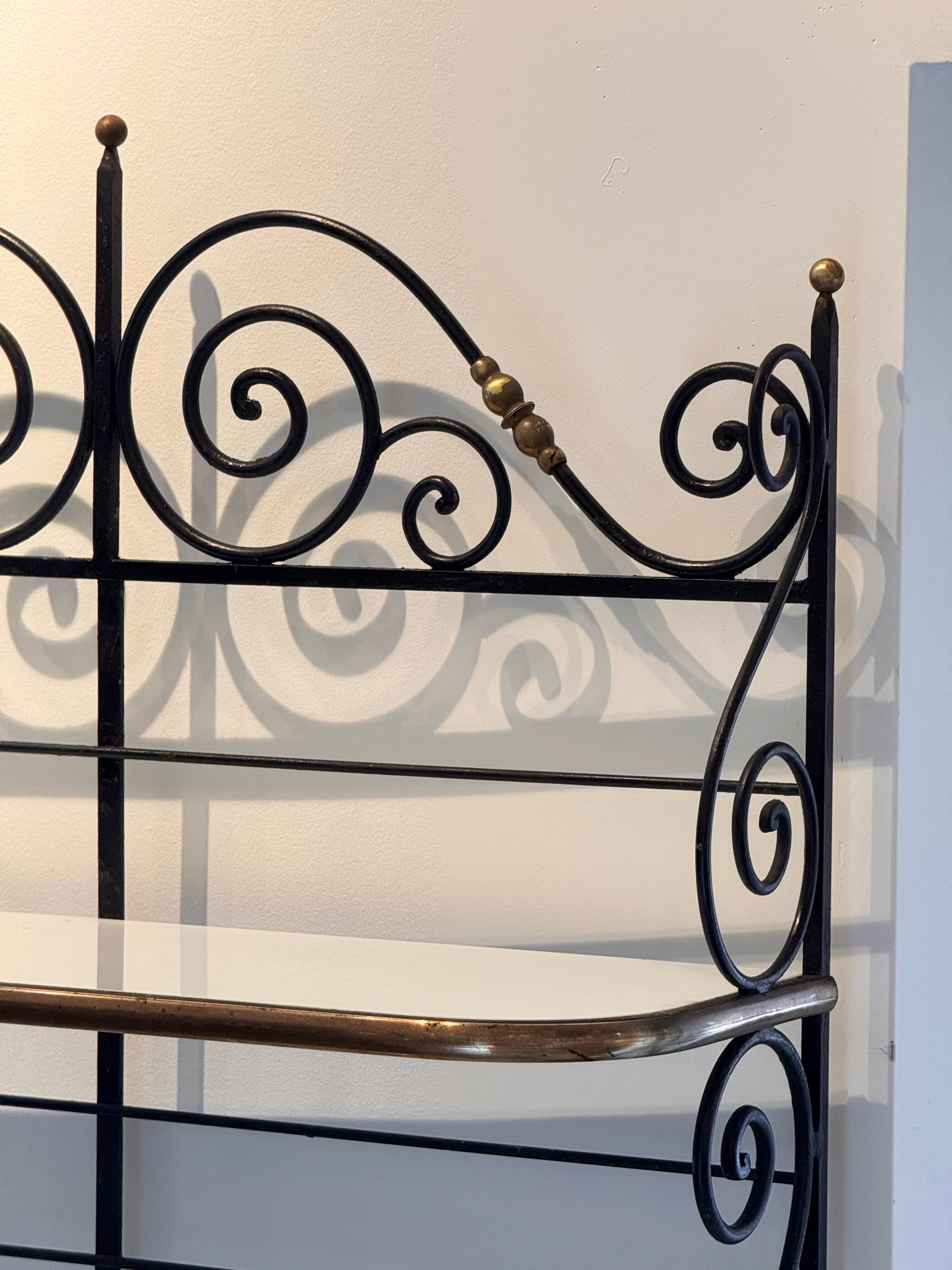 Scaffale da panettiere francese d'epoca in ferro e ottone del 1950 con ripiani in vetro bianco in vendita 1