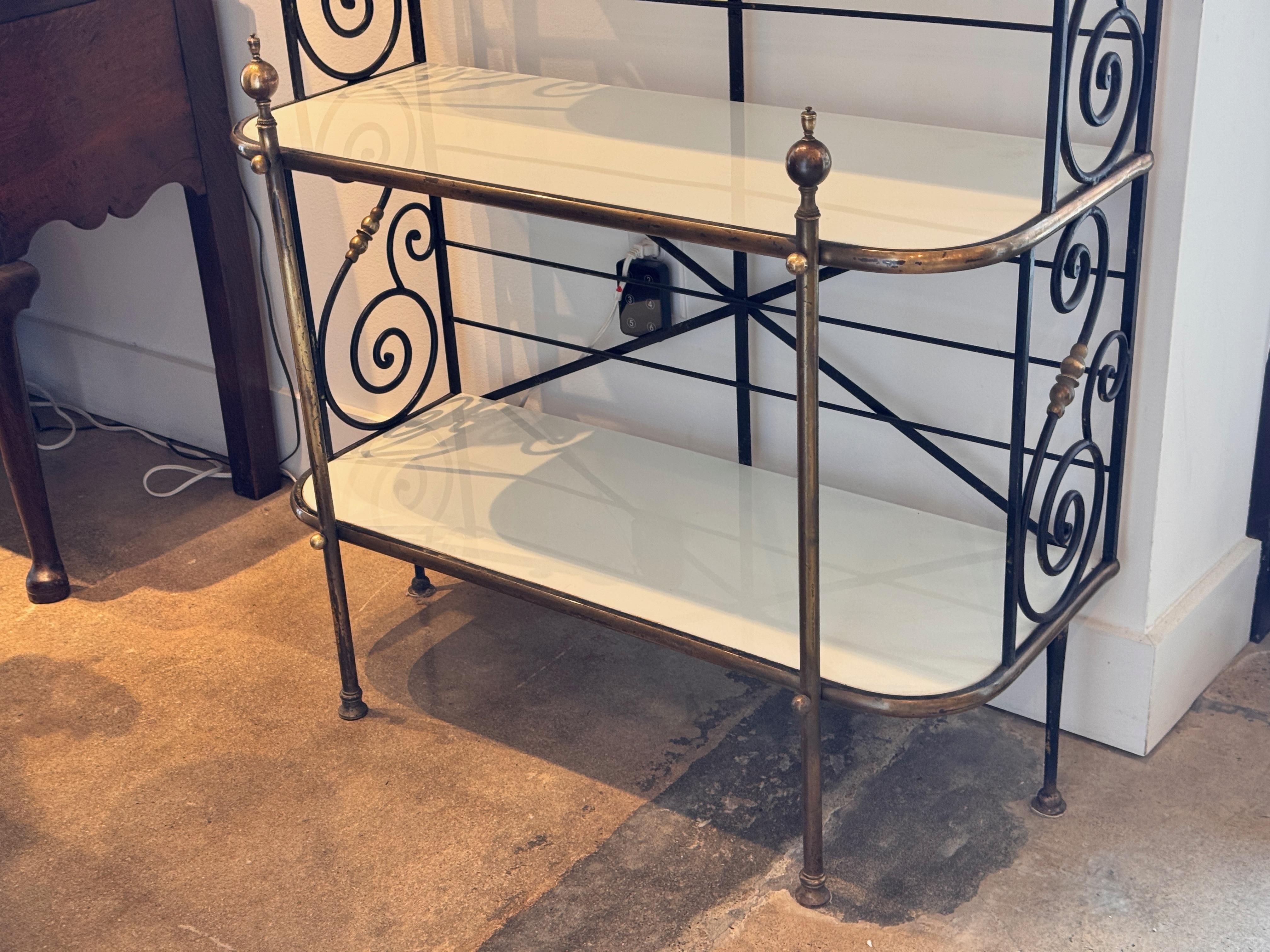 Scaffale da panettiere francese d'epoca in ferro e ottone del 1950 con ripiani in vetro bianco in vendita 3