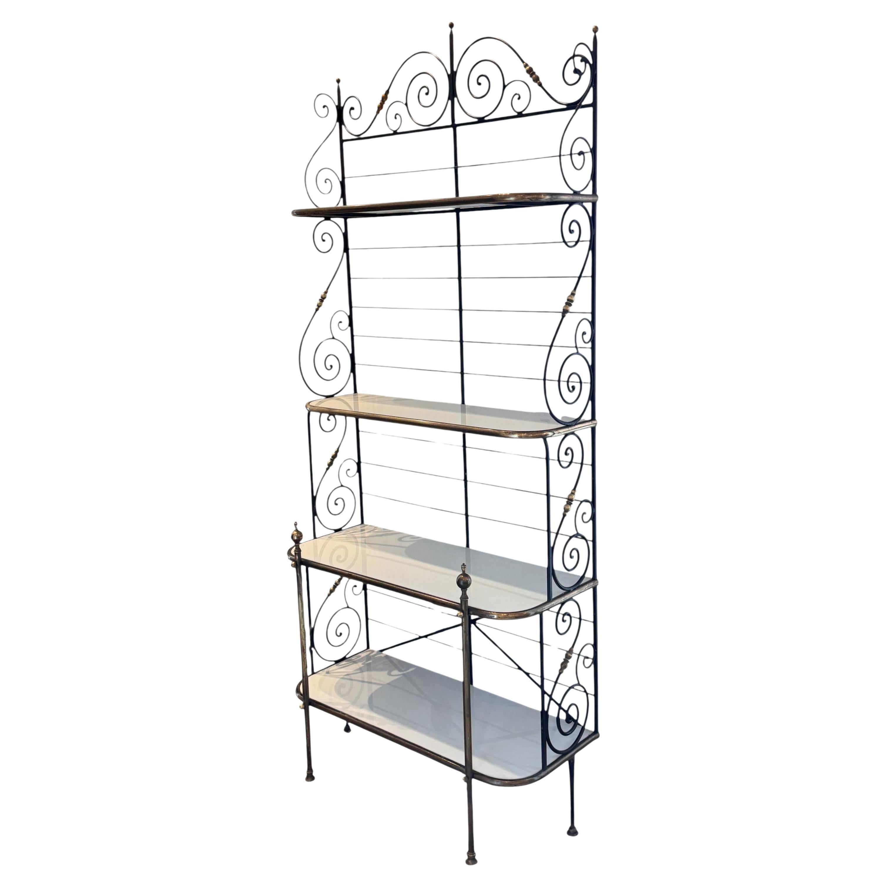 Scaffale da panettiere francese d'epoca in ferro e ottone del 1950 con ripiani in vetro bianco in vendita
