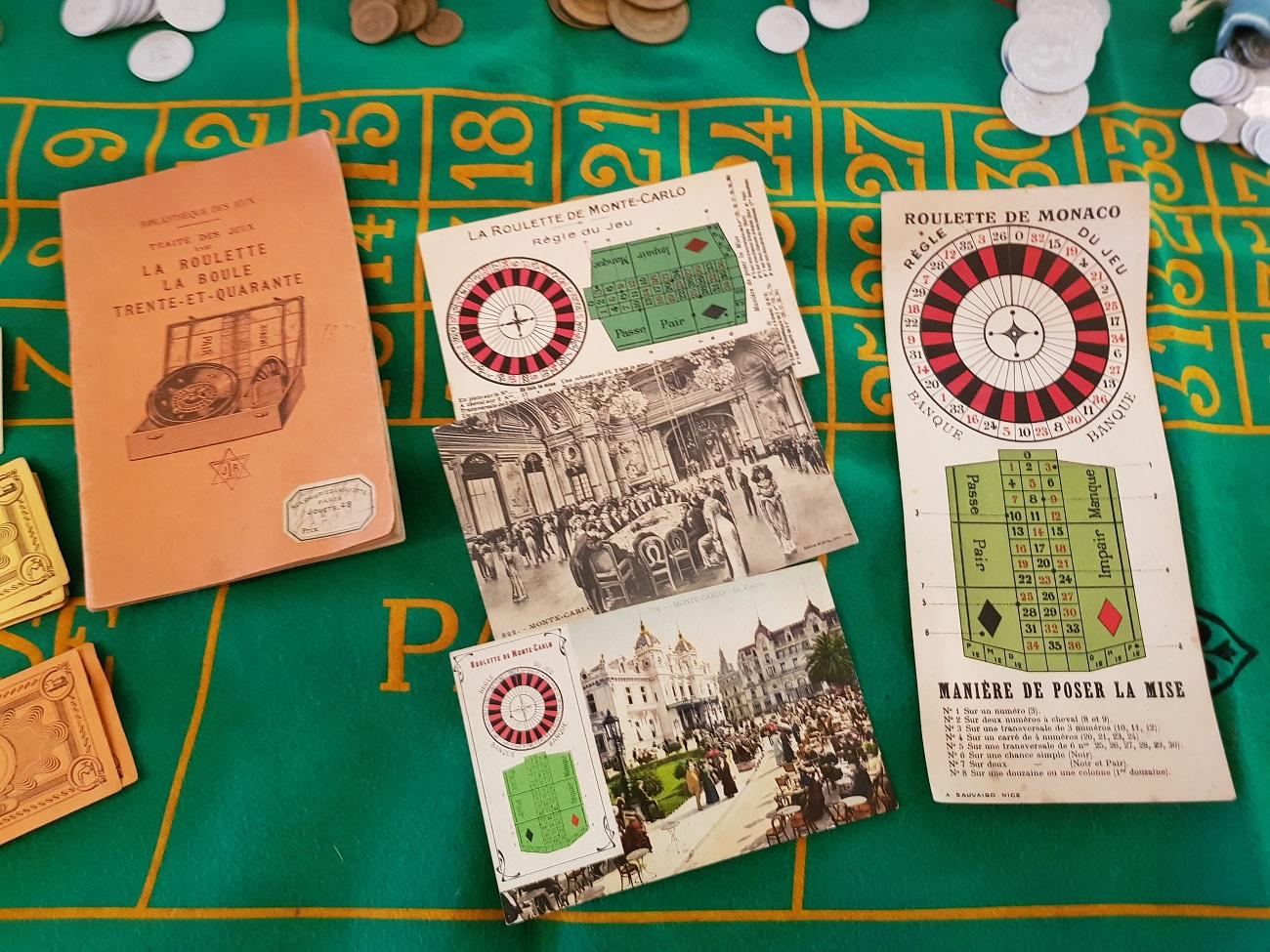 Vintage French Roulette game from the 1950s complete with currency, bills and use description in French, the cloth has wear at the bottom by use and age and a few moth holes.

The measurements of the roulette are:
Depth 35 cm/ 13.7 inch.
Width